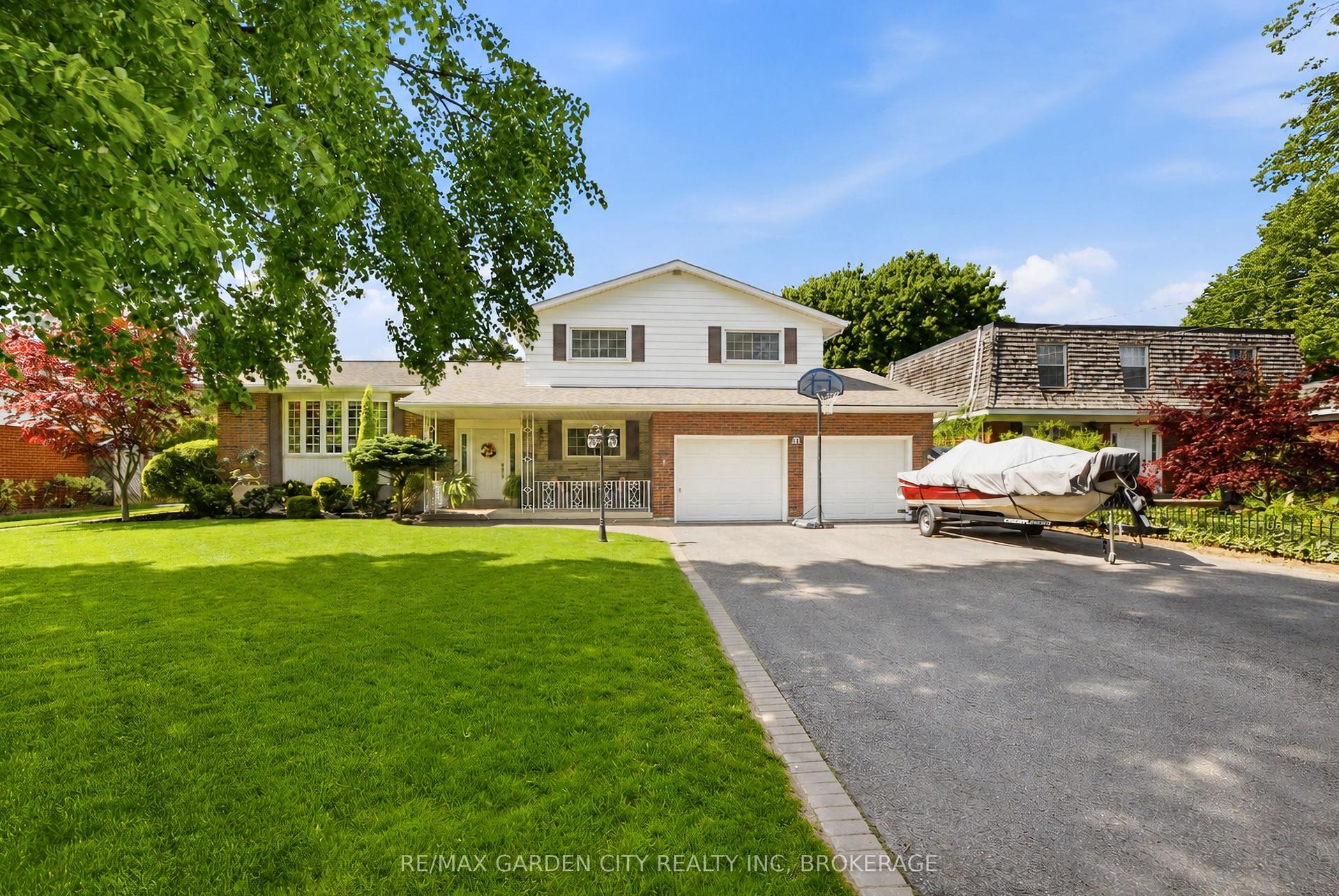 61 ROYAL YORK Road — photo 1