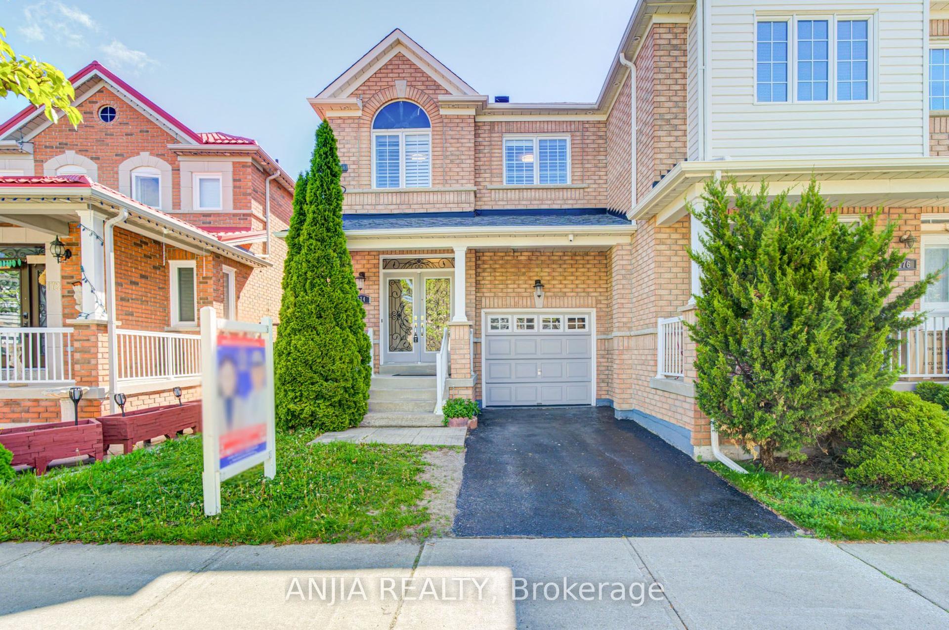 174 Goldenwood Crescent — photo 1