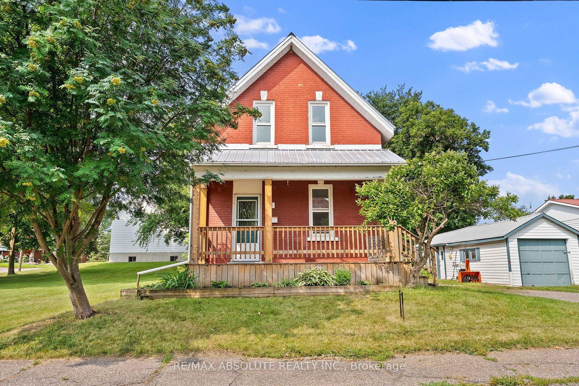 11 Gould Street, Whitewater Region — Detached for sale, photo 1
