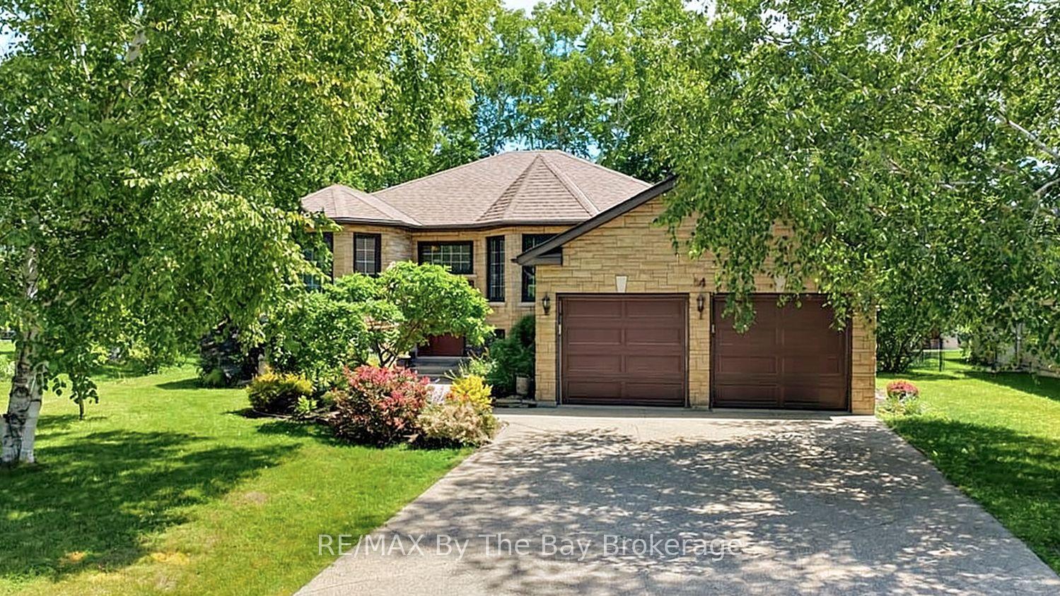 54 Fairway Crescent — photo 1