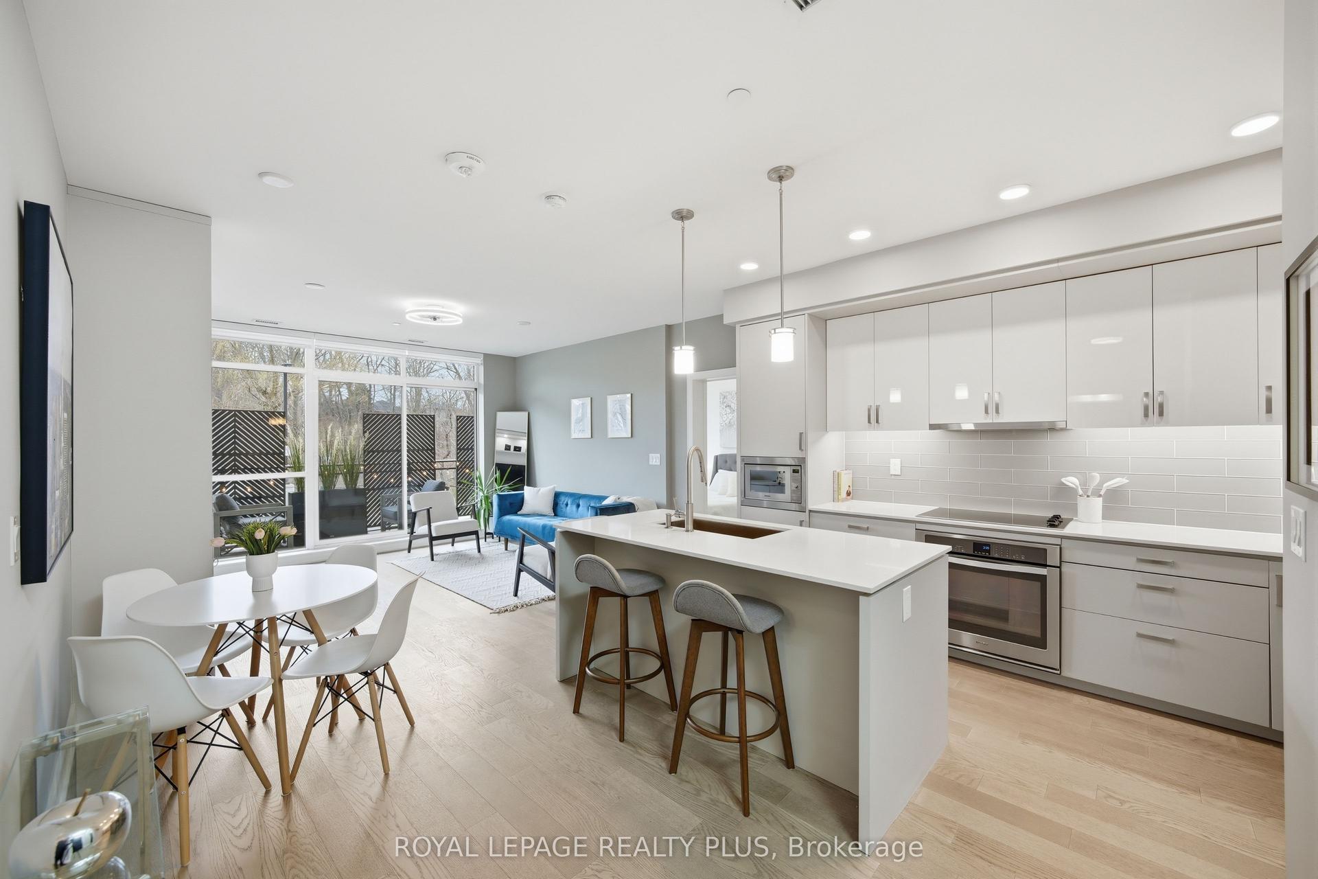 1575 Lakeshore Road W 105 #105 — photo 1