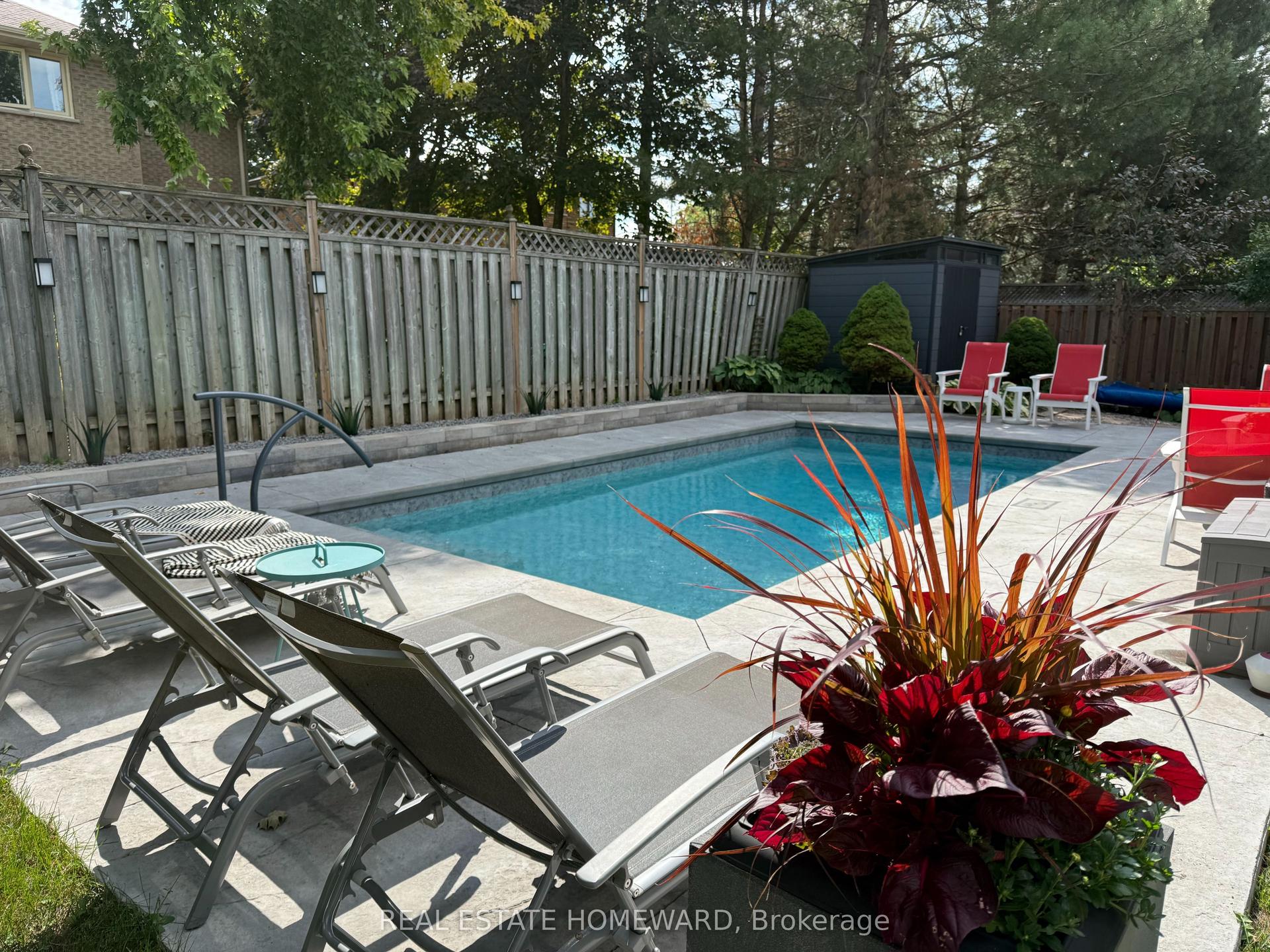 1530 Scollard Crescent — photo 1
