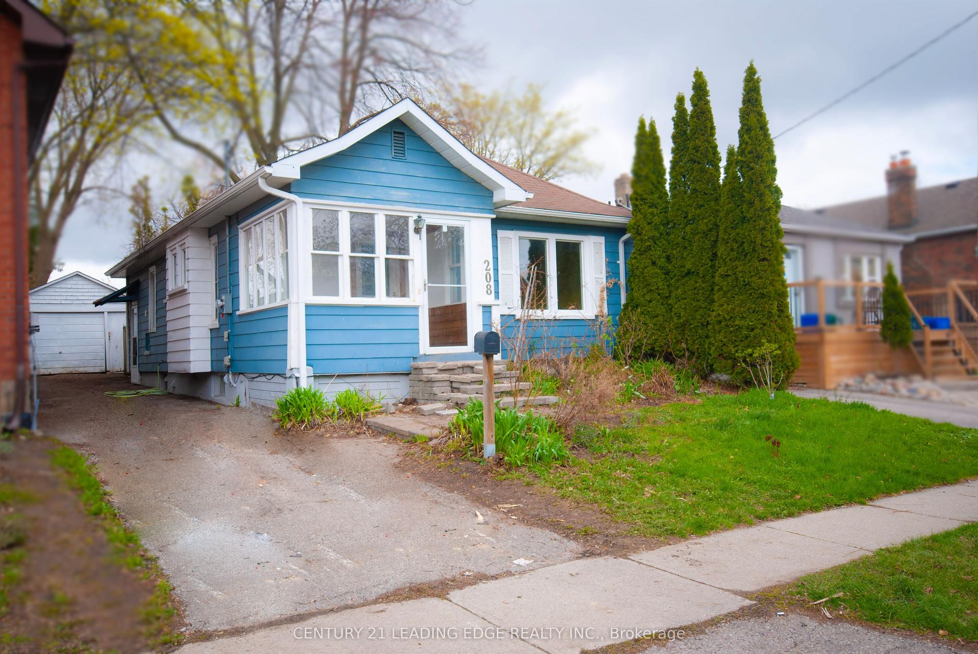 208 Oshawa Boulevard N — photo 1