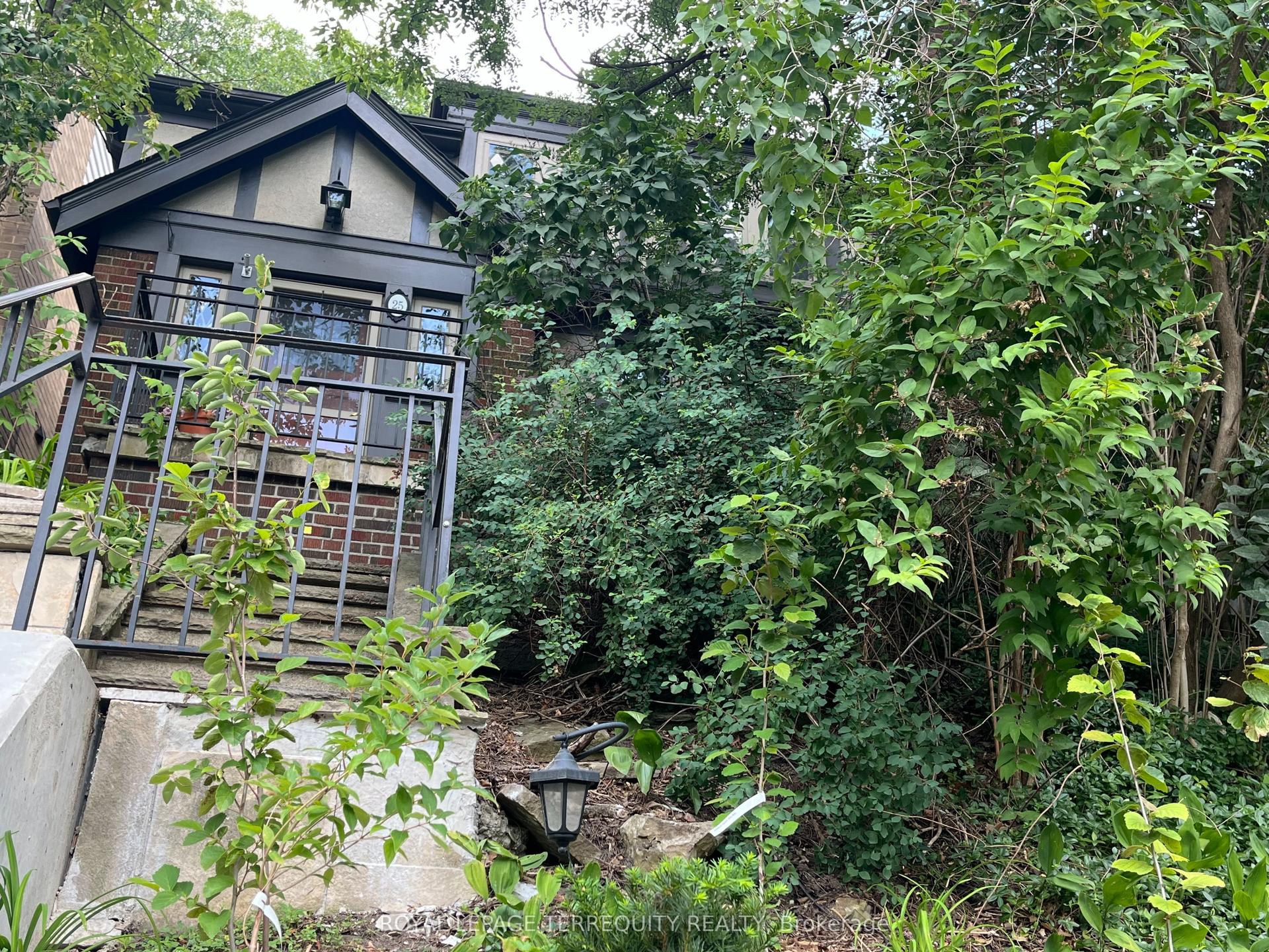 25 Halford Avenue, Toronto — Detached for lease, photo 1