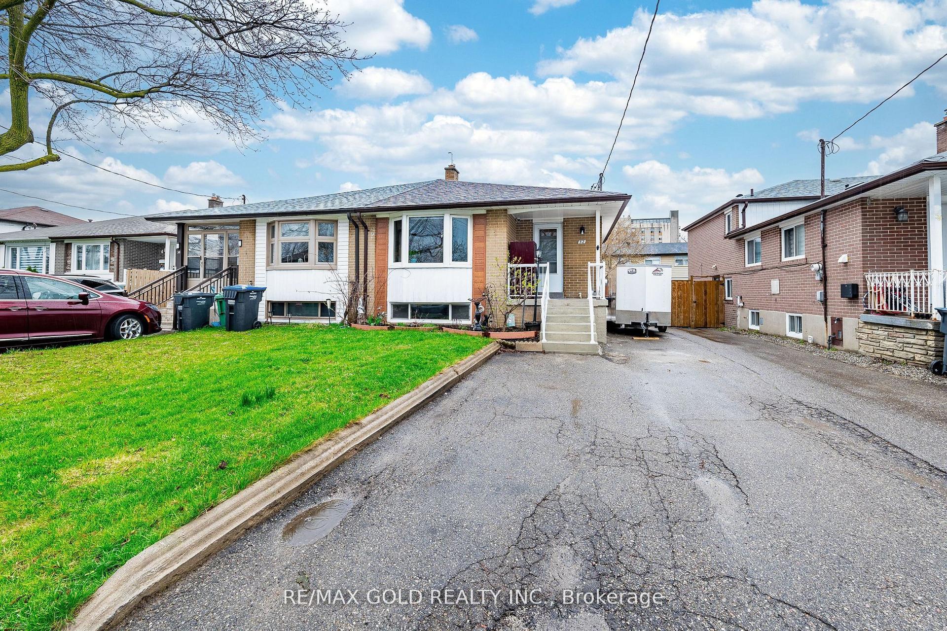 52 Garfield Crescent — photo 1