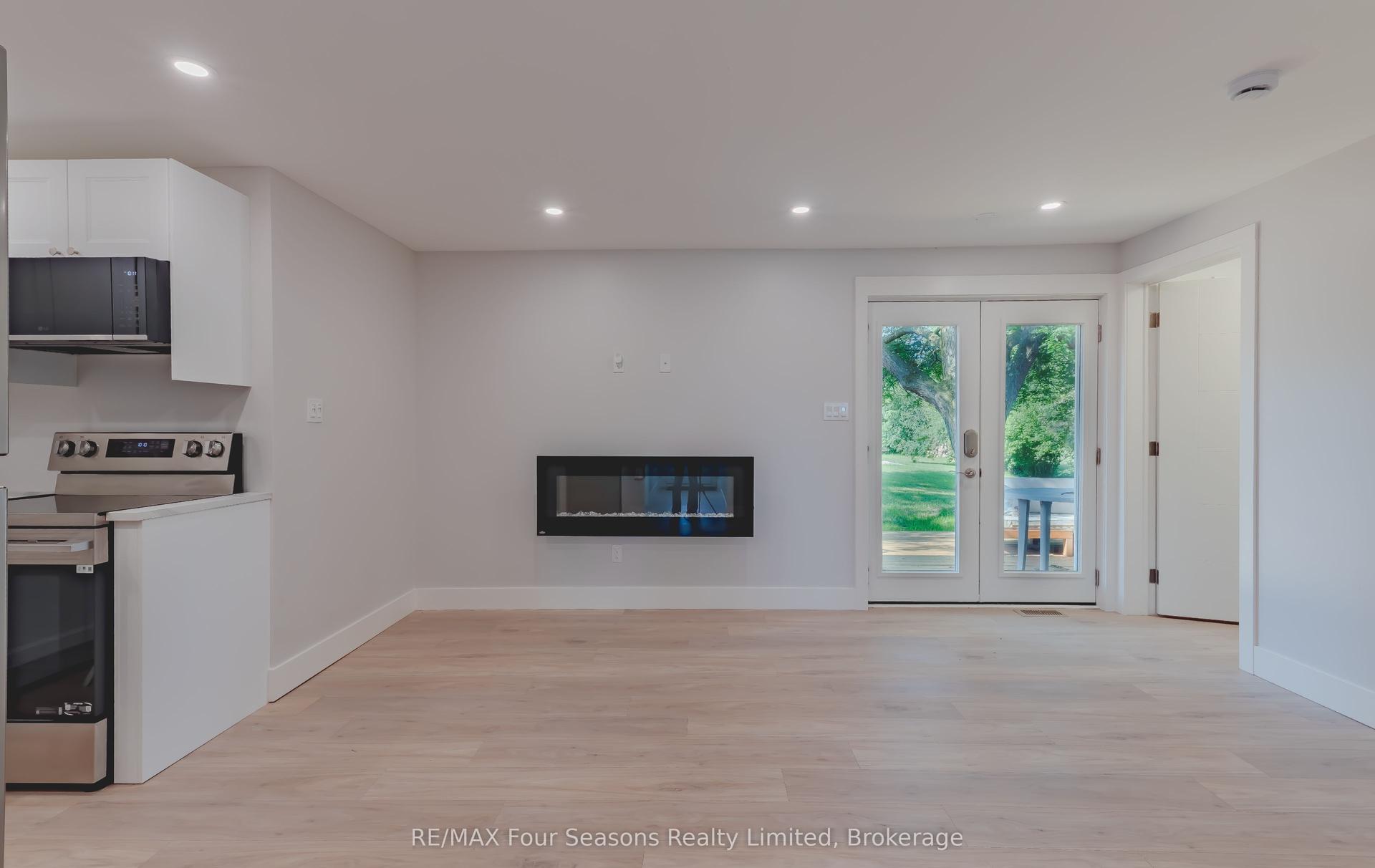 9811 Beachwood Road, Collingwood — Multiplex for lease, photo 1