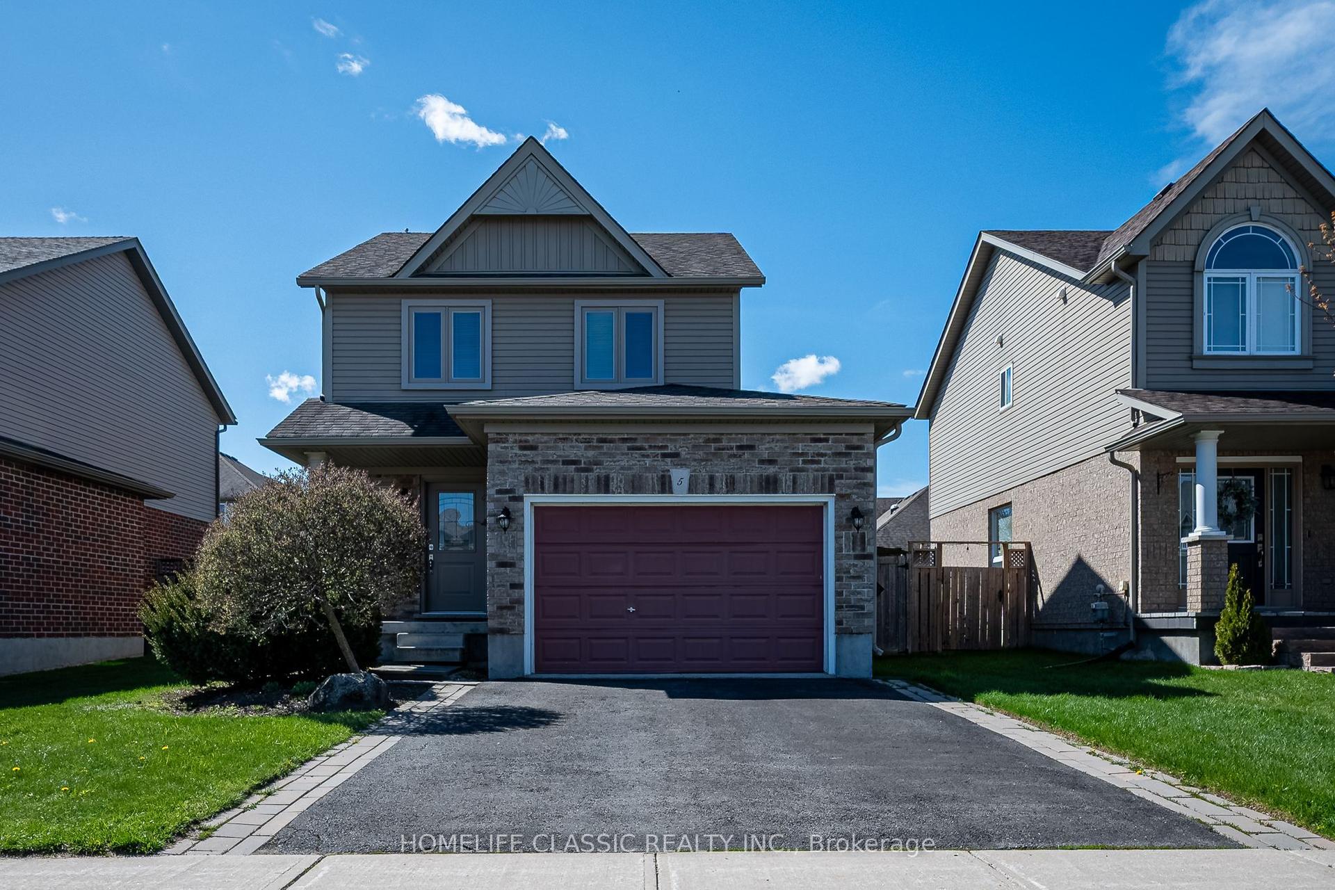 5 IRWIN Crescent — photo 1