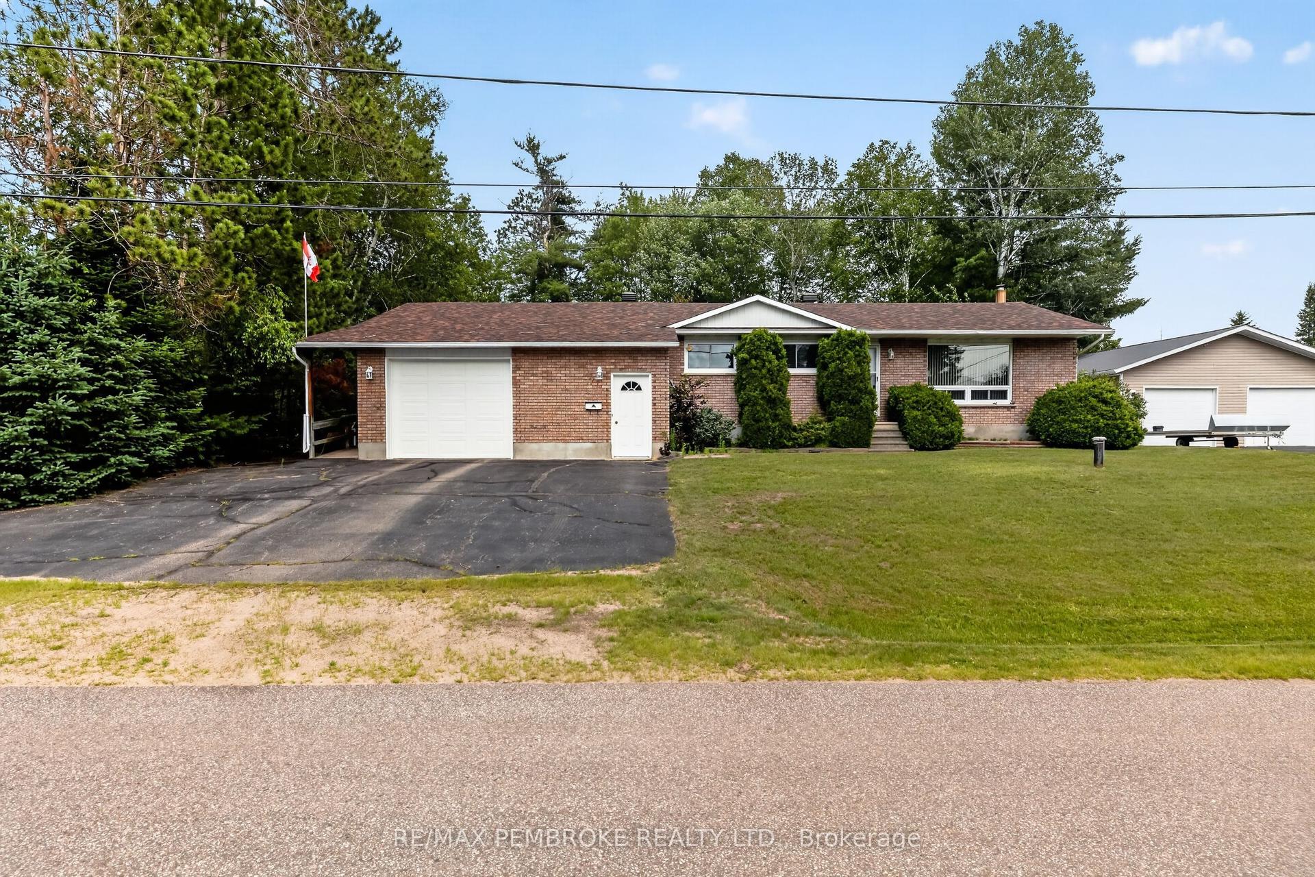 7 Martin Street, Laurentian Hills — Detached for sale, photo 1