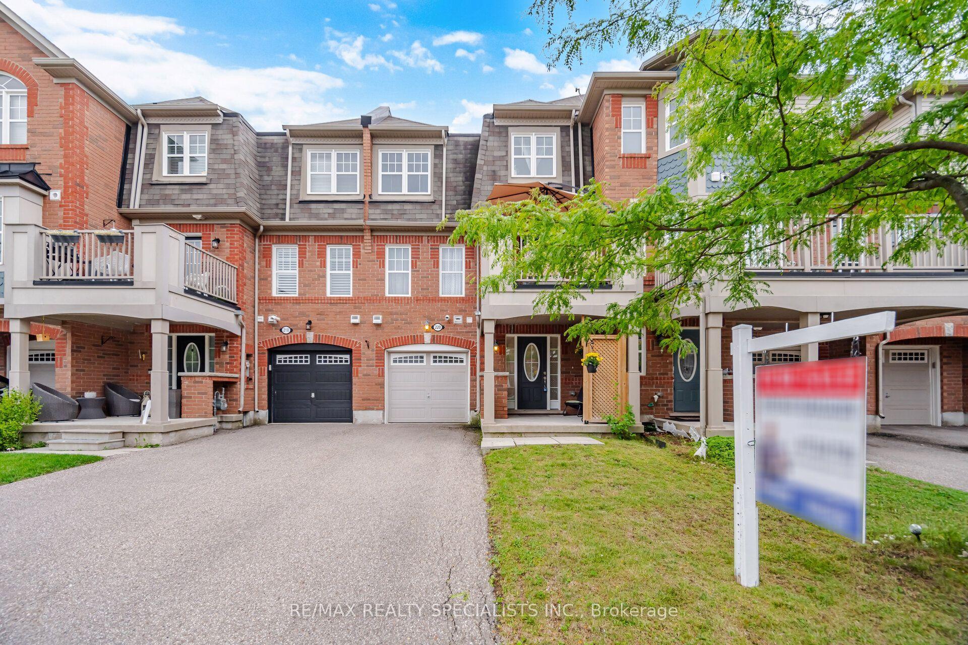 220 Mortimer Crescent, Milton — Townhouse for sale, photo 1