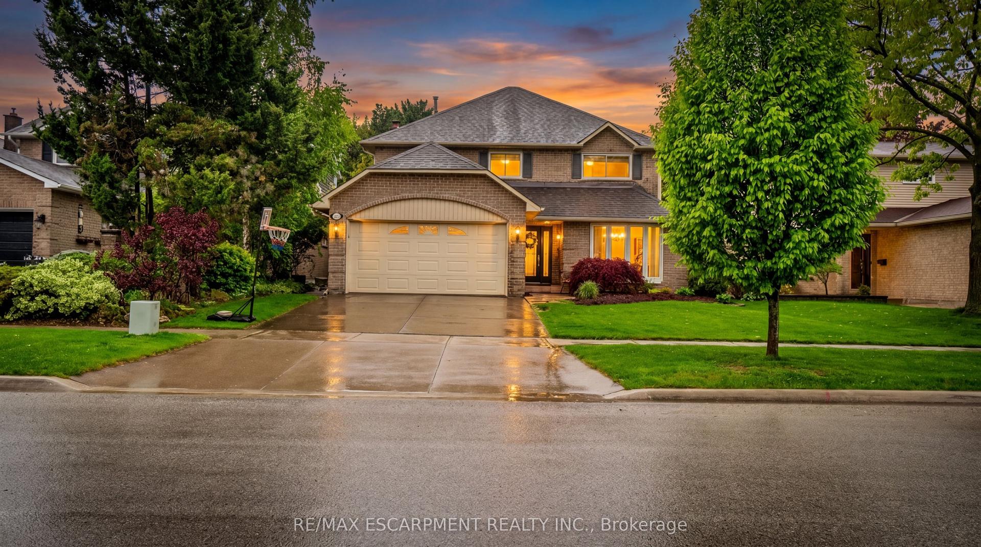 2393 Arnold Crescent — photo 1