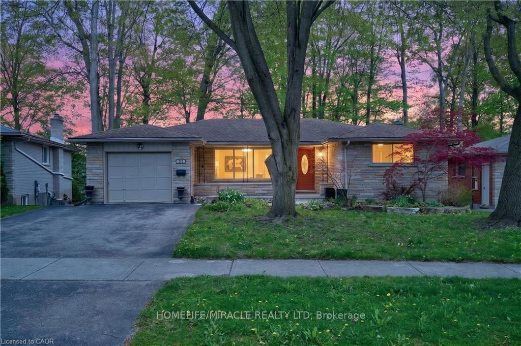 217 Pinegrove Crescent — photo 1
