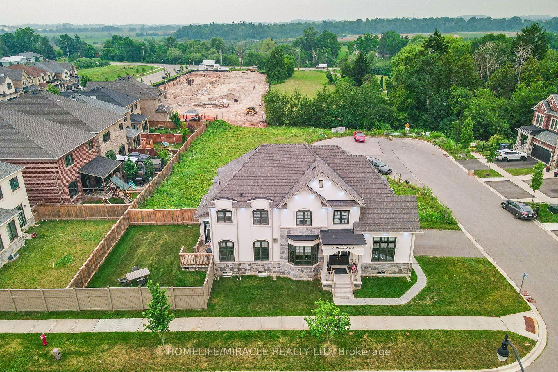 4 Vineyard Drive, Brampton — Detached for sale, photo 1