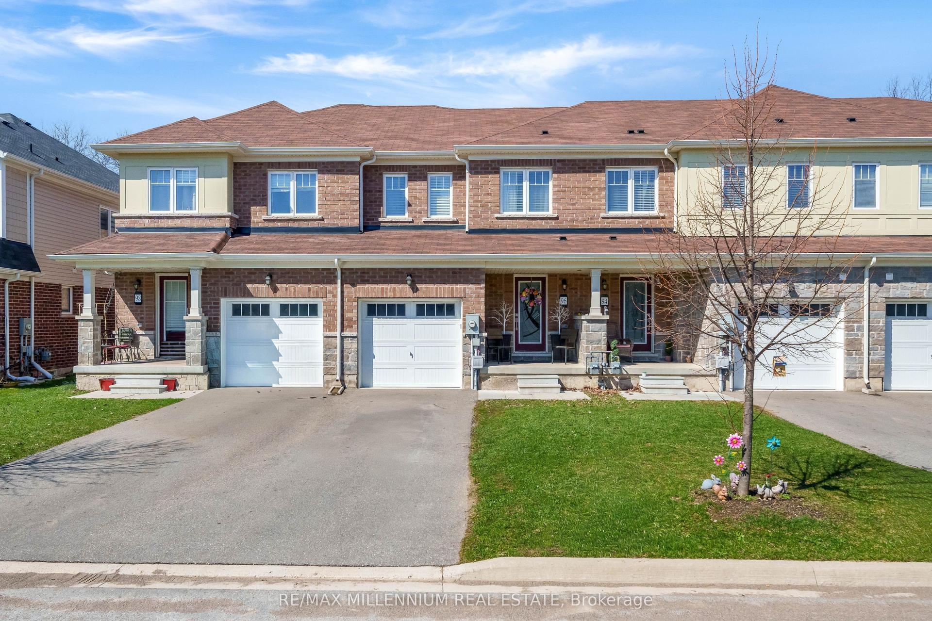 96 Esther Crescent S — photo 1