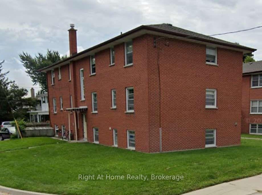 119 Rossland Road E Apt. 4 #Apt. 4 — photo 1
