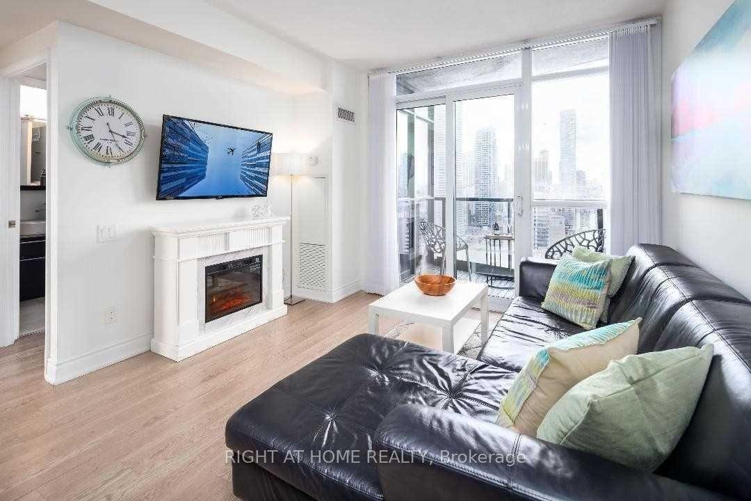 21 Carlton Street 3102 #3102 — photo 1