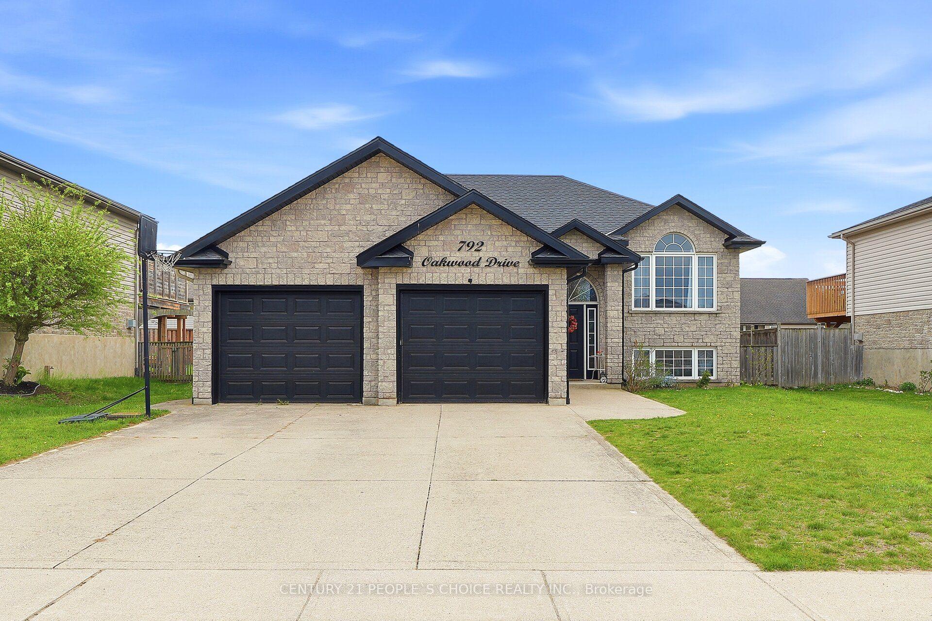 792 OAKWOOD Drive — photo 1