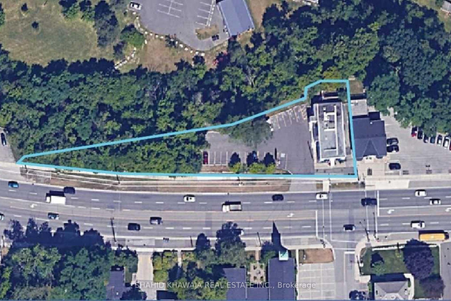 1563 Dundas Street W — photo 1