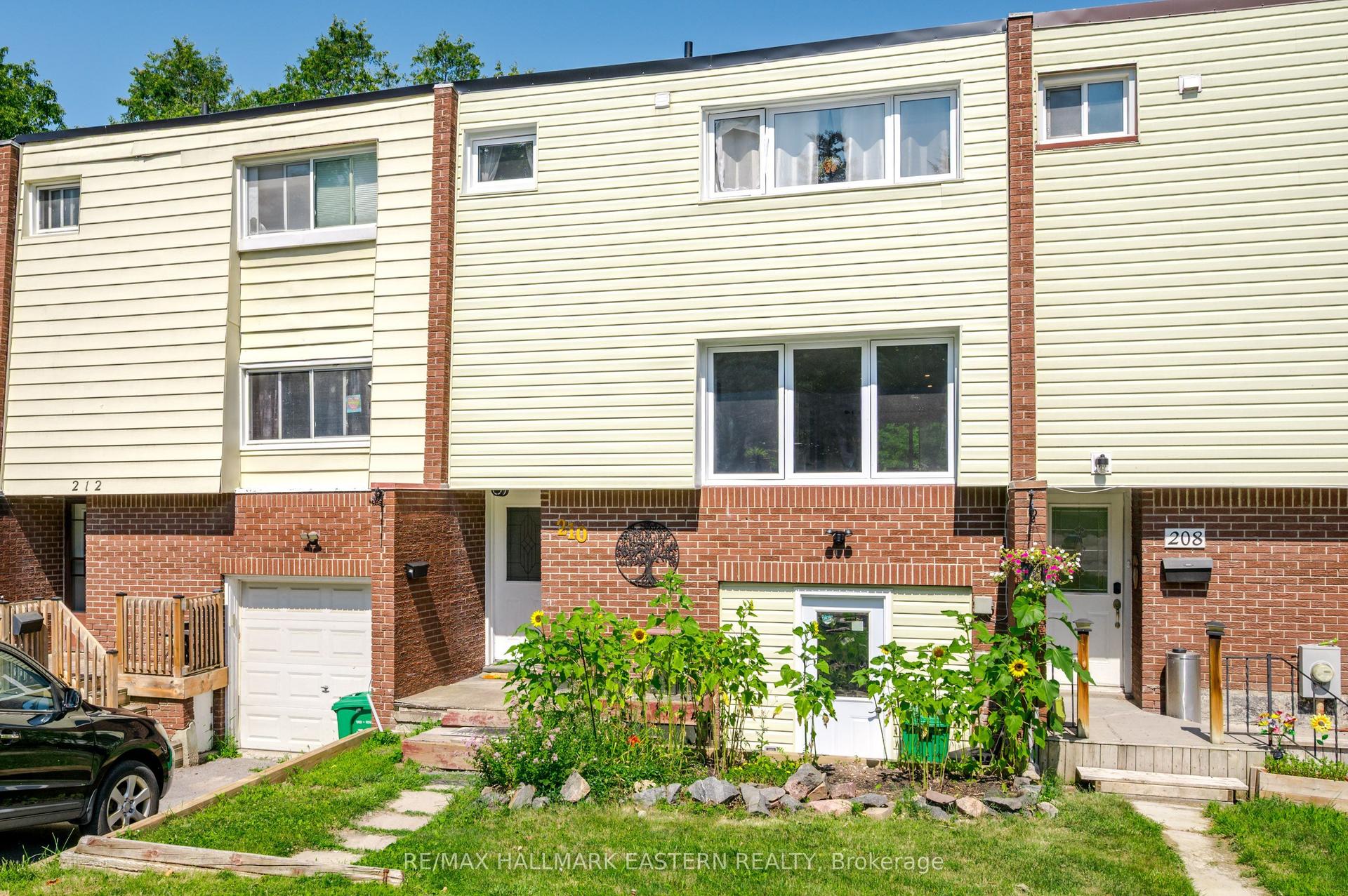 210 Maxwell Avenue, Peterborough — Townhouse for sale, photo 1