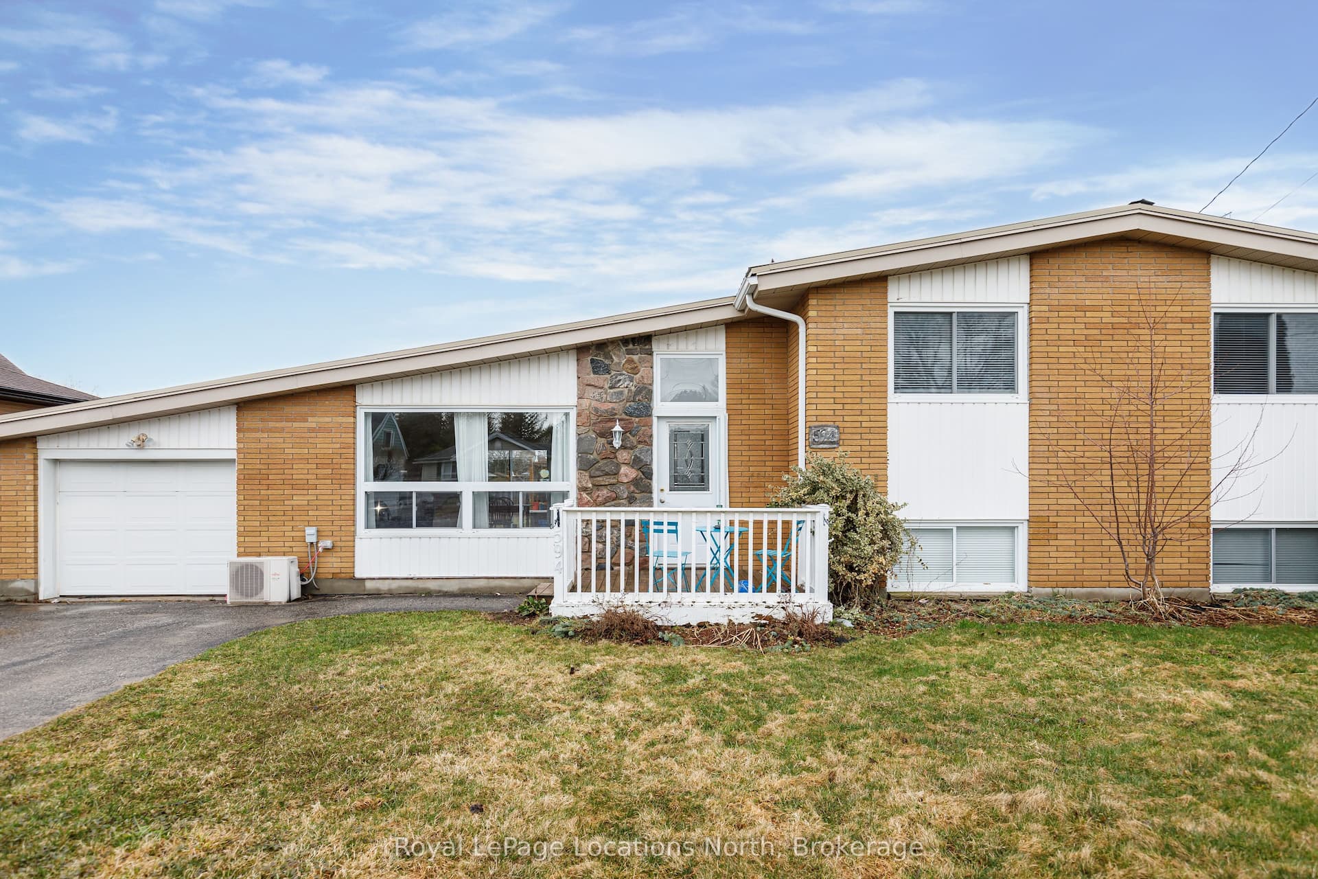 594 Oak Street — photo 1