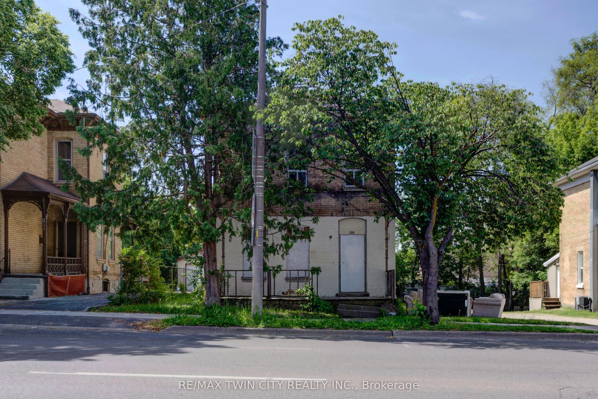 209 Dalhousie Street, Brantford — Multiplex for sale, photo 1