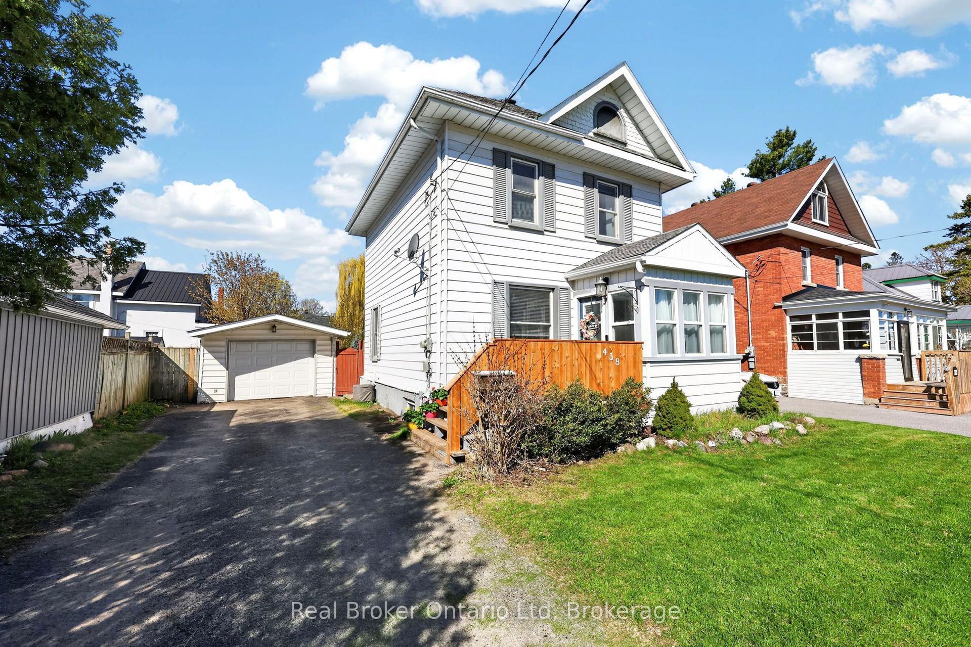 438 RUSSELL Street — photo 1