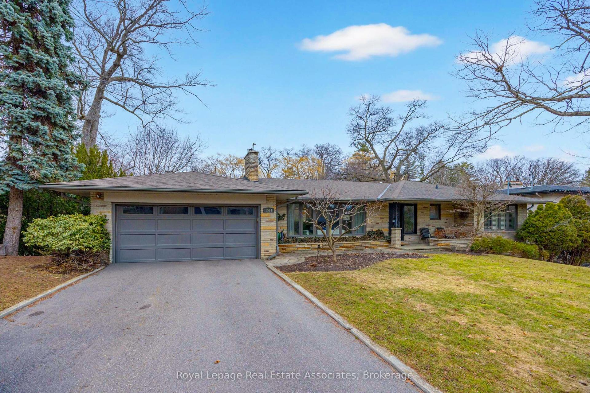 1561 Pinetree Crescent — photo 1