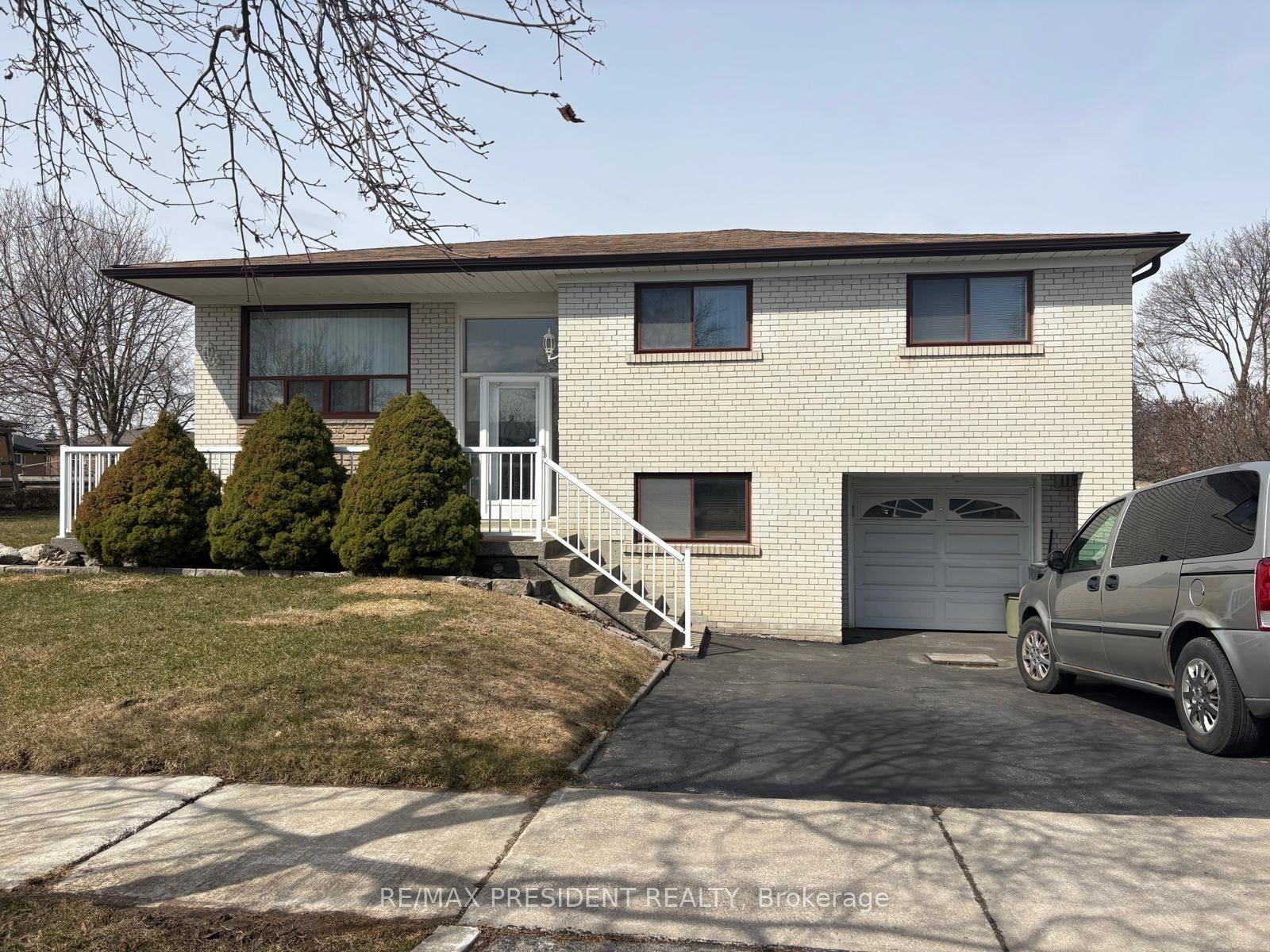 3759 Bayswater Crescent — photo 1