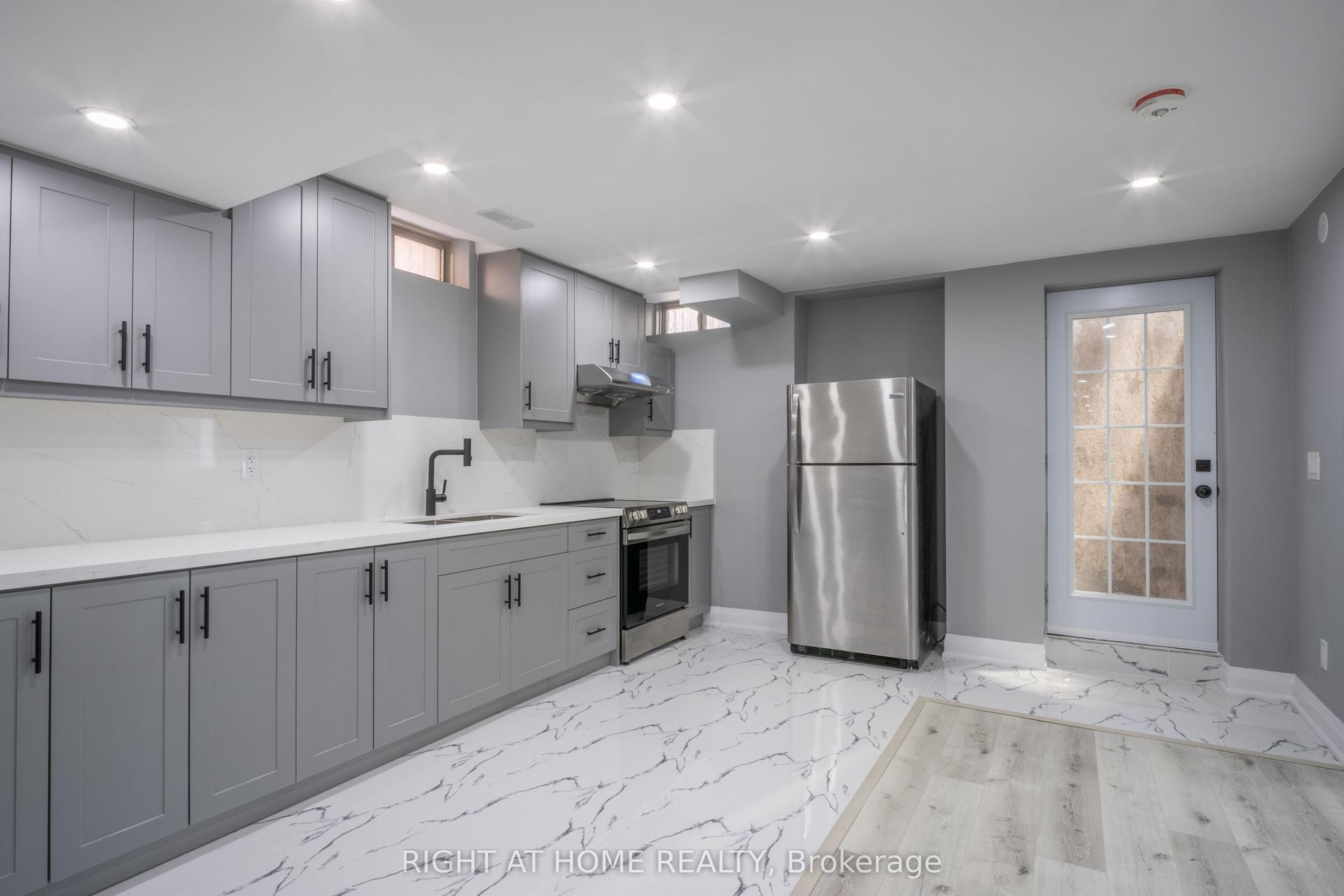 136 Durhamview Crescent — photo 1