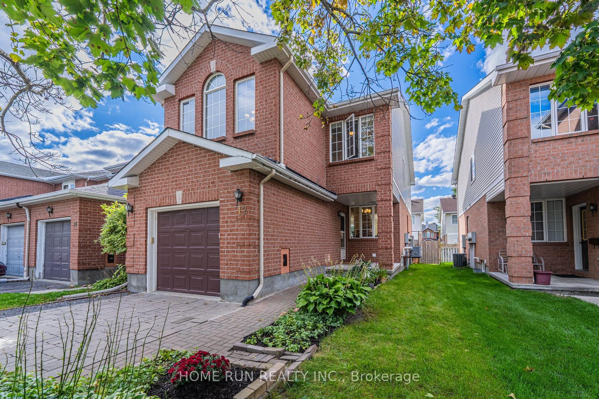 12 Angus Drive, Kanata — Townhouse for sale, photo 1