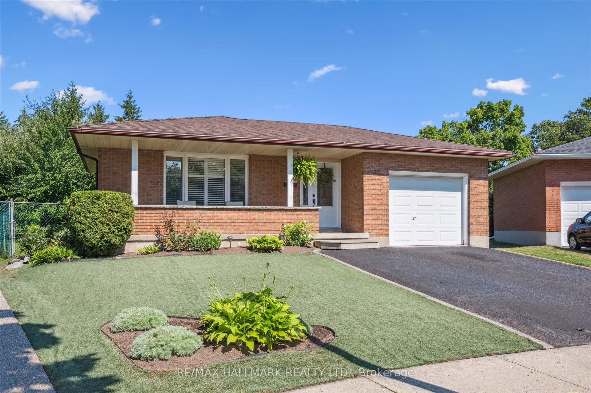 32 Warwick Court, Kitchener — Detached for sale, photo 1