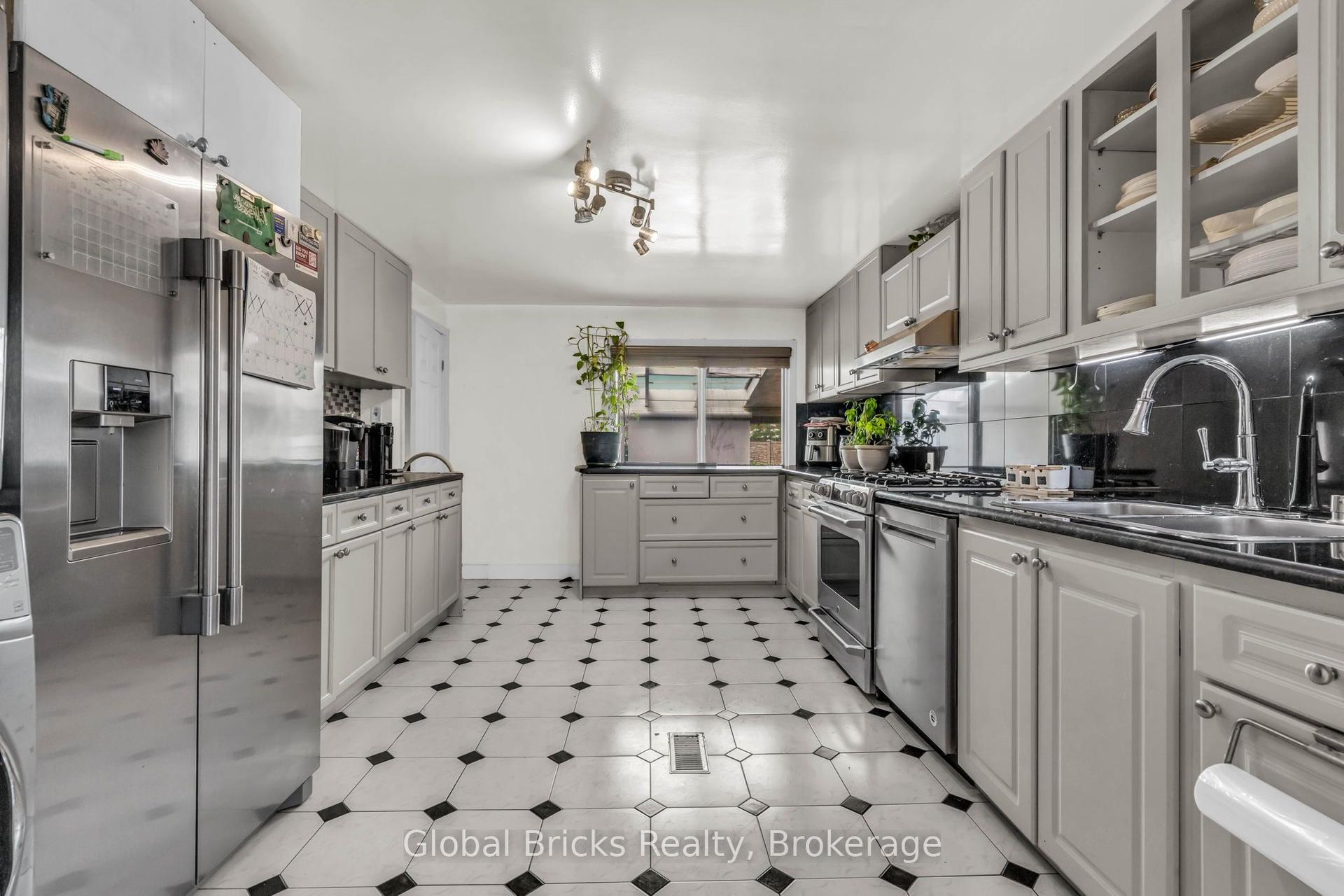 277 Short Avenue S — photo 1