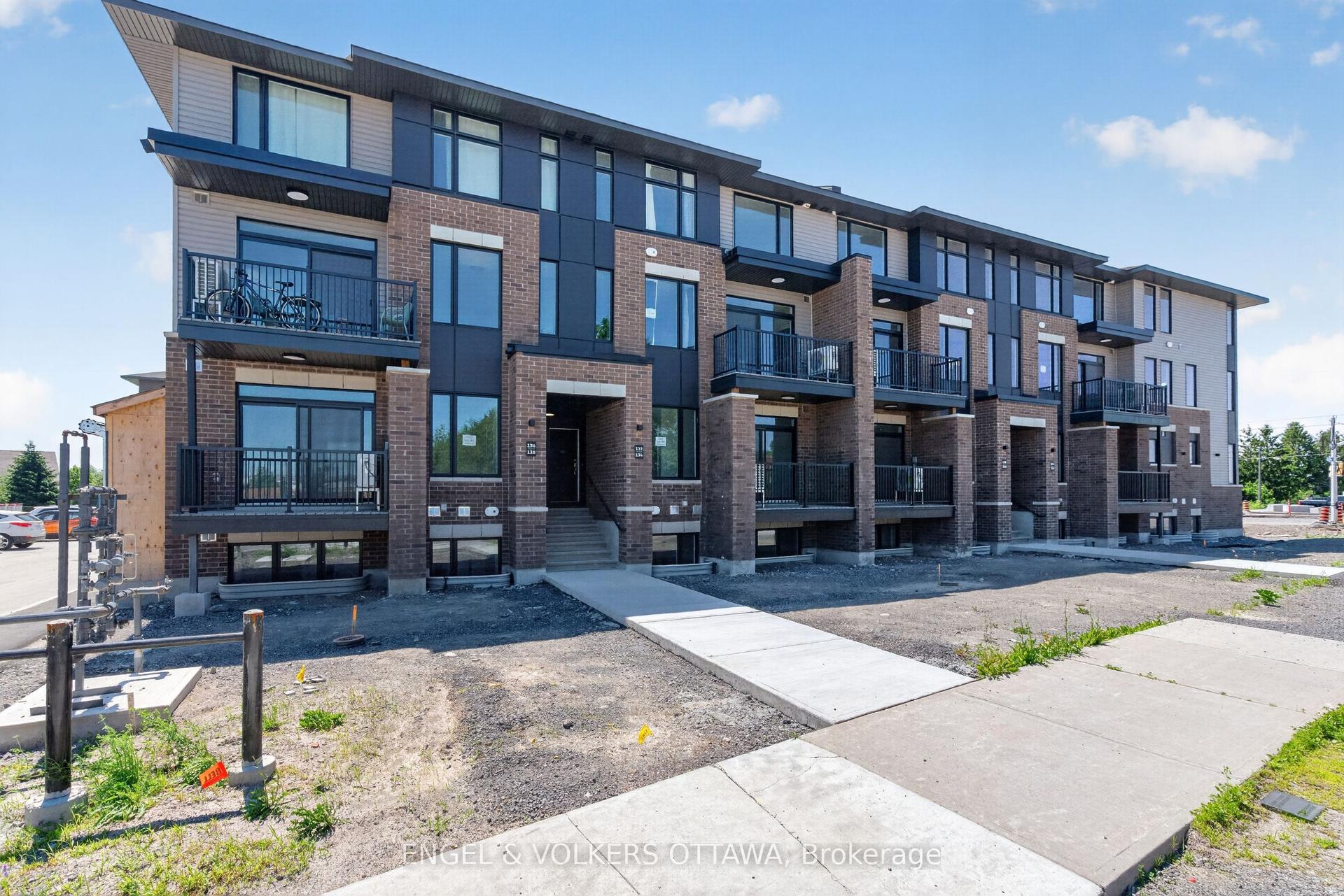 124 Stardust Private, Leitrim — Condo for lease, photo 1