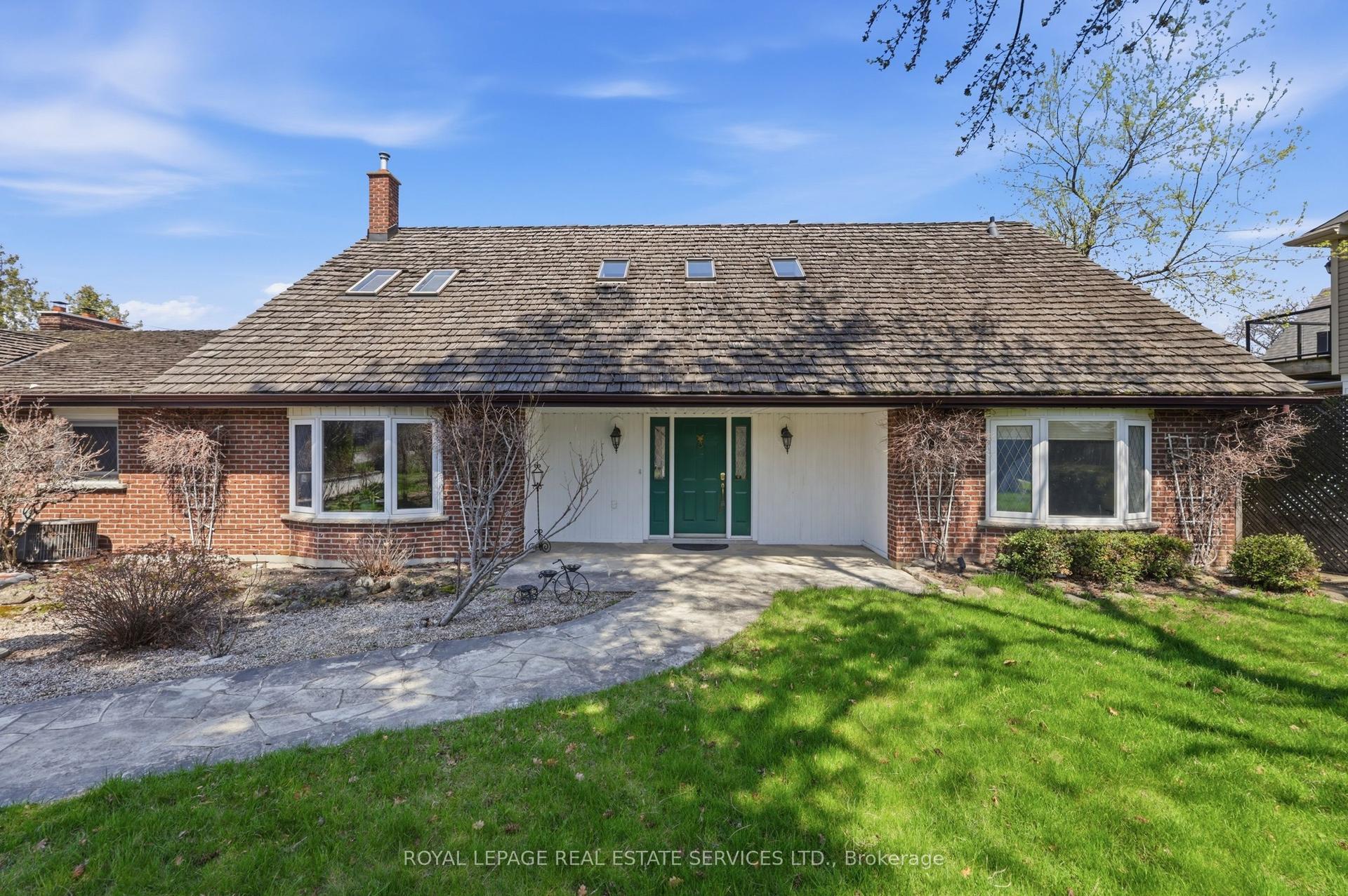 8 Lakeshore Drive — photo 1