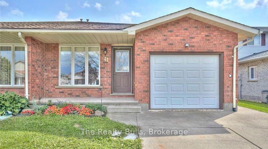 41 Poplar Crescent — photo 1