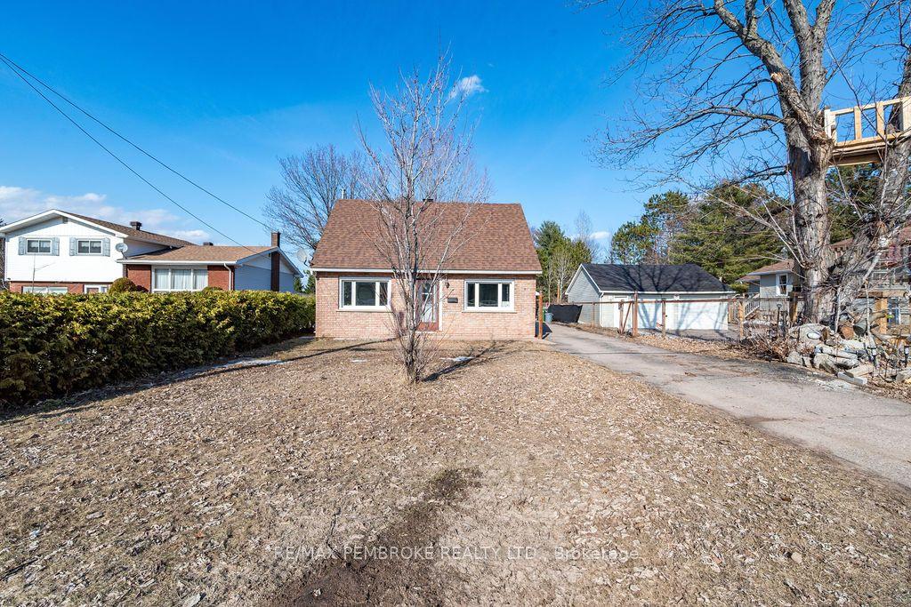 2849 Petawawa Boulevard — photo 1