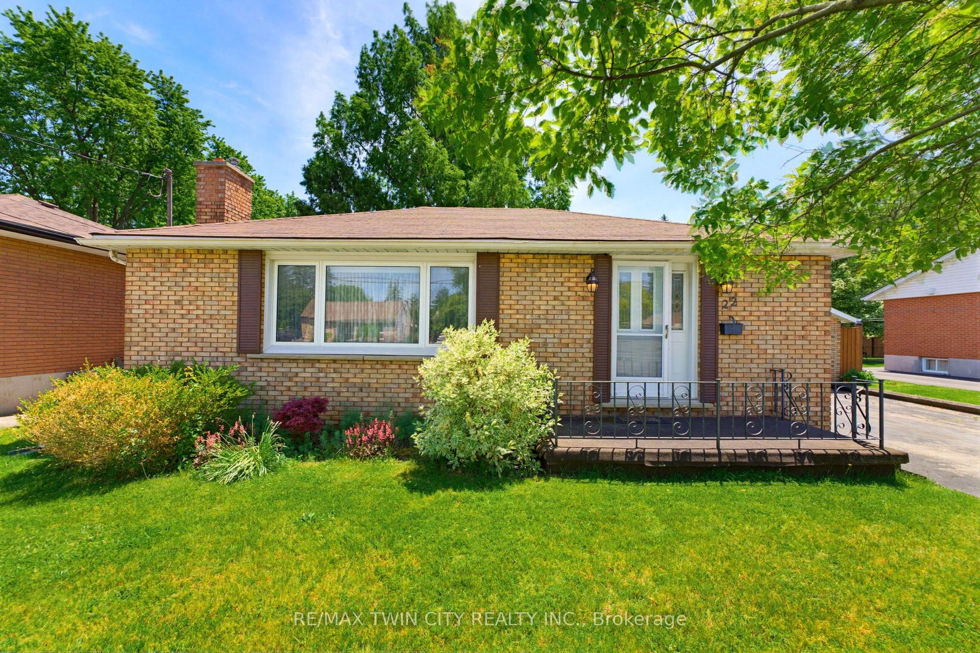 22 Dunsdon Street, Brantford — Detached for sale, photo 1