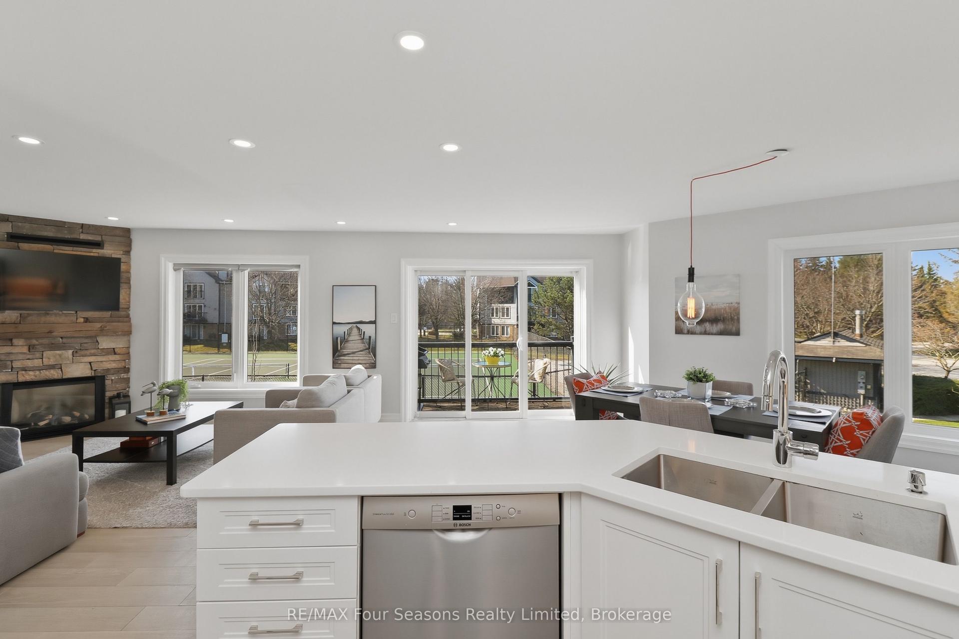 835 Suncrest Circle, Collingwood — Condo Town for sale, photo 1
