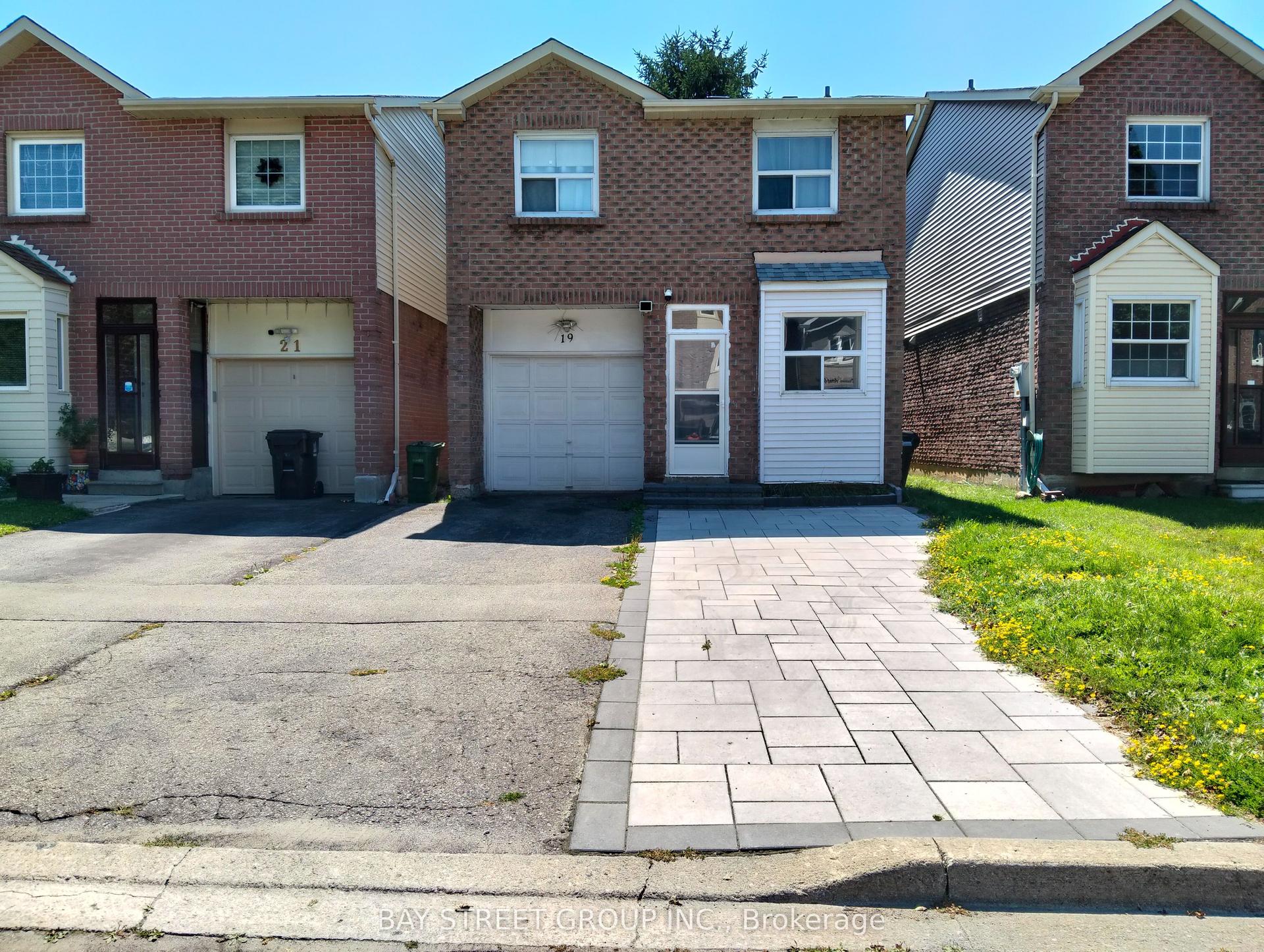 19 Crown Acres Court Main #Main, Toronto — Detached for lease, photo 1