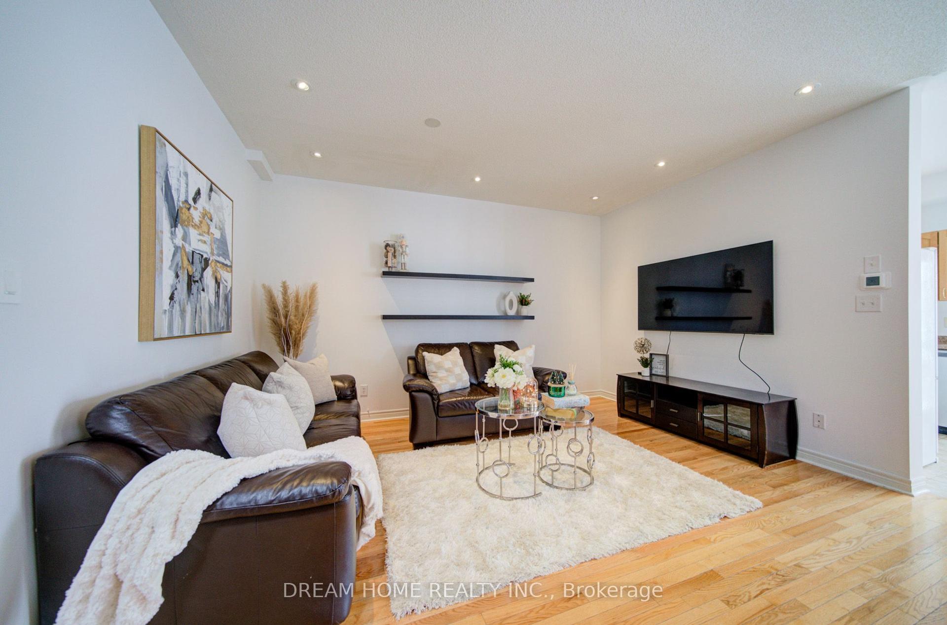208 Tom Taylor Crescent — photo 1