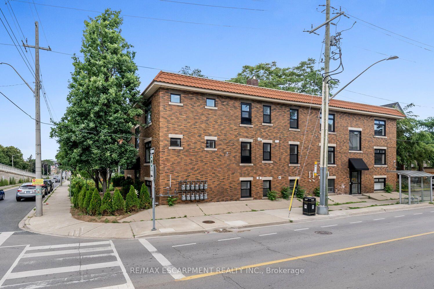 127 Victoria Avenue S — photo 1