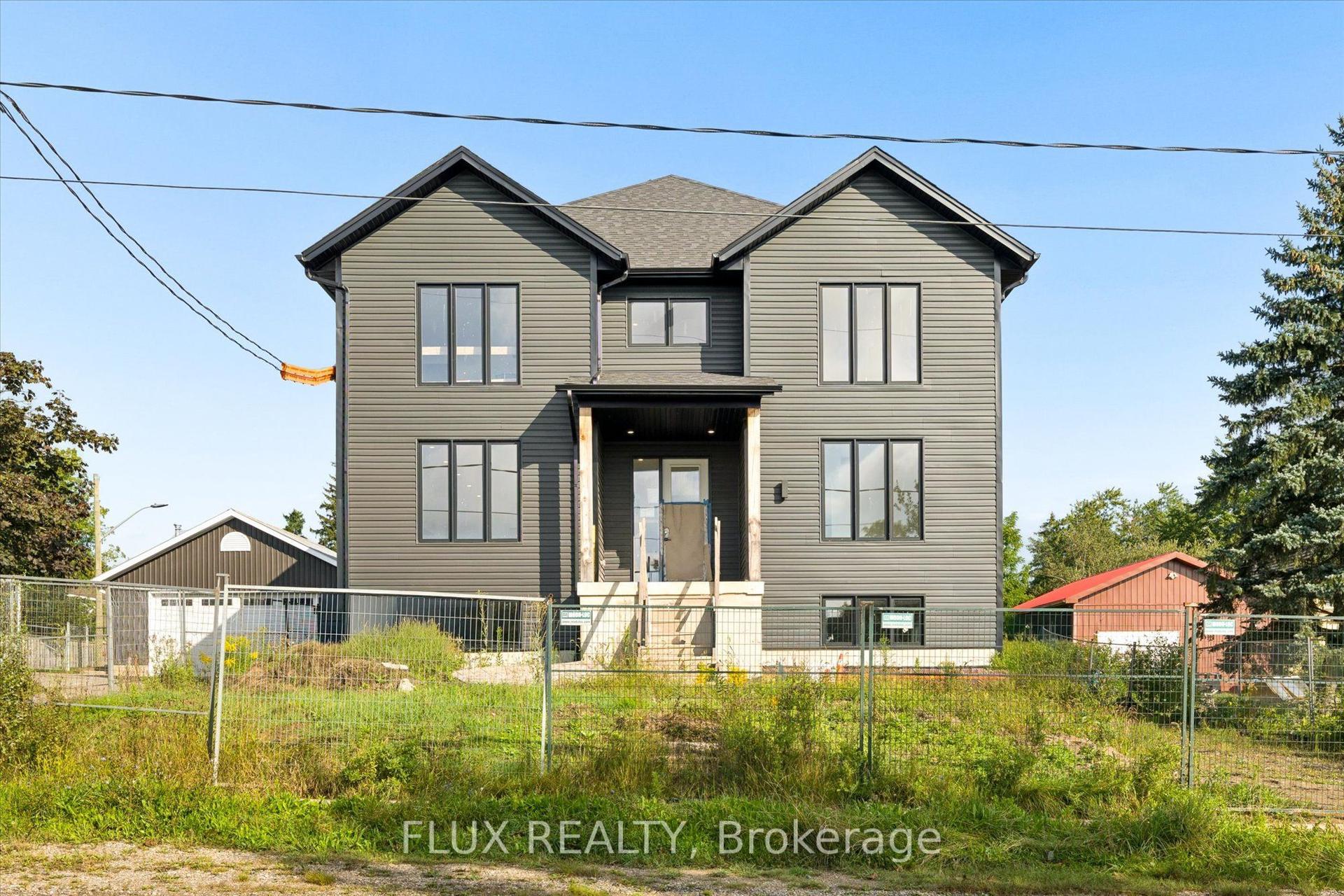 138 Charlotta Street, Wilmot — Multiplex for sale, photo 1