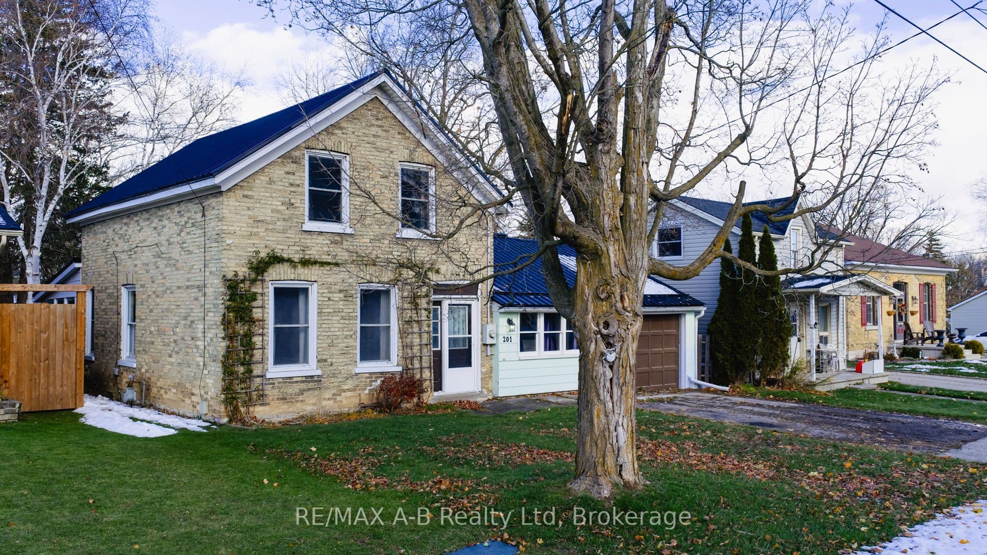 201 Jones Street W — photo 1