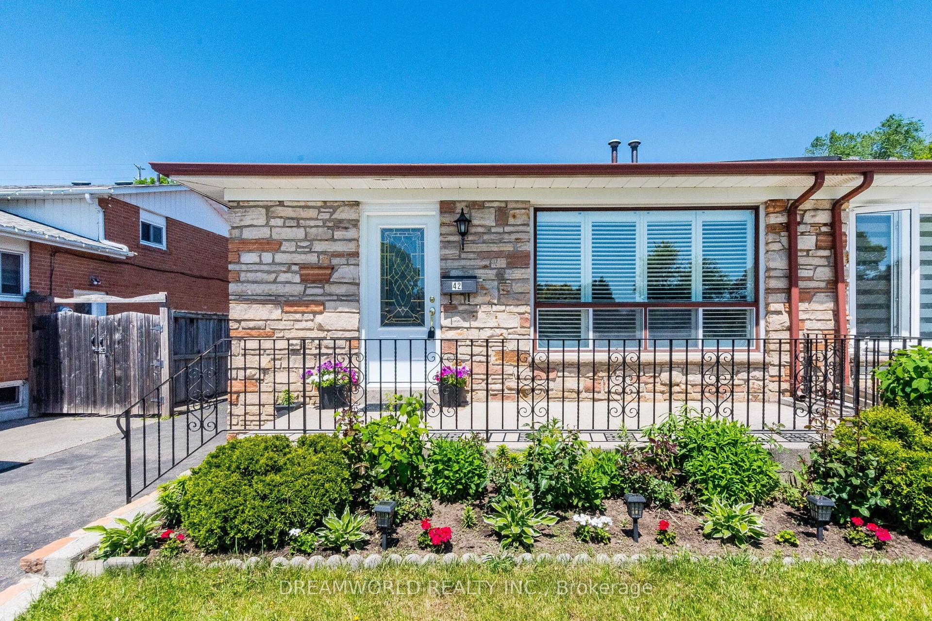 42 Northwood Drive — photo 1