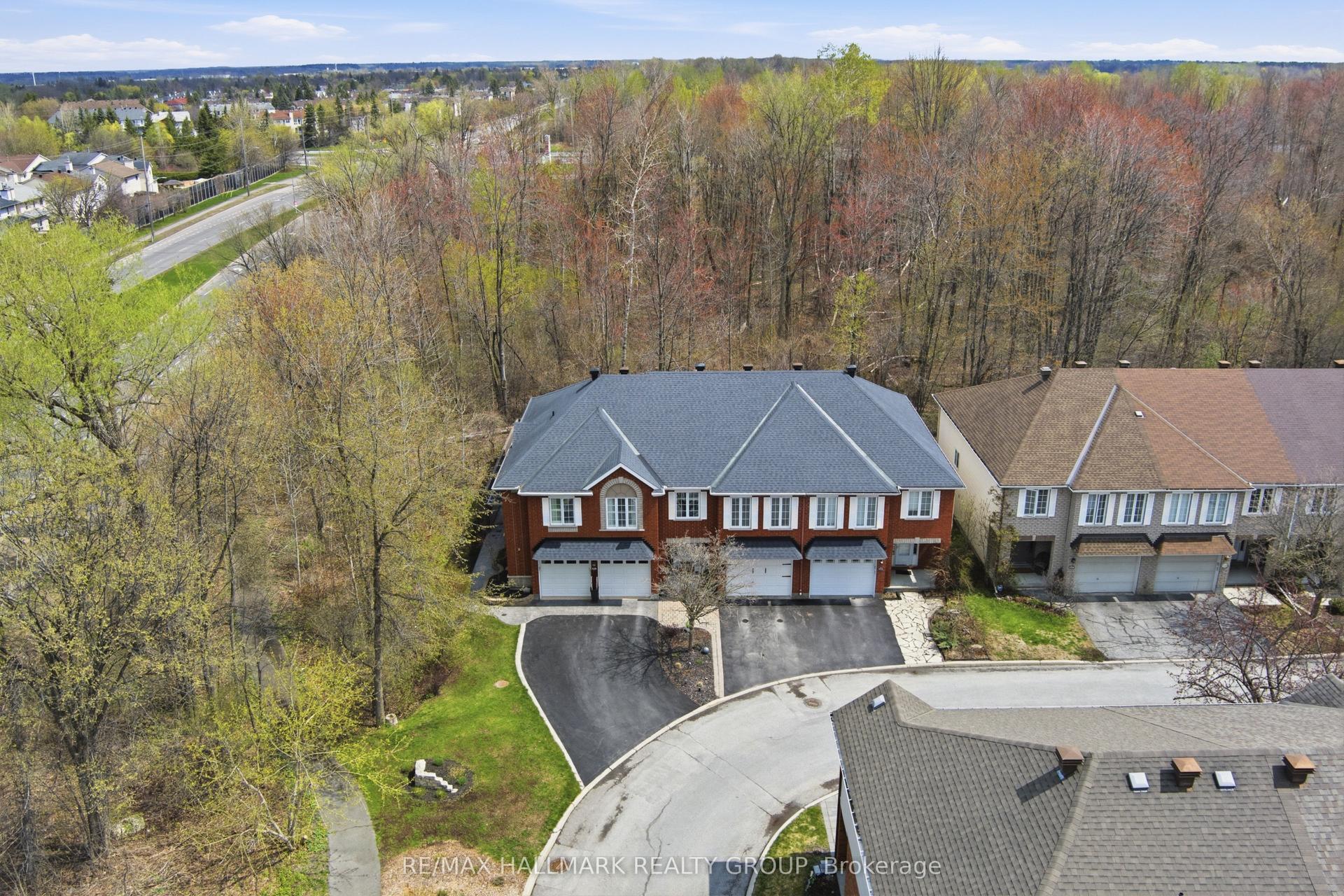 243 Gladeview Private — photo 1