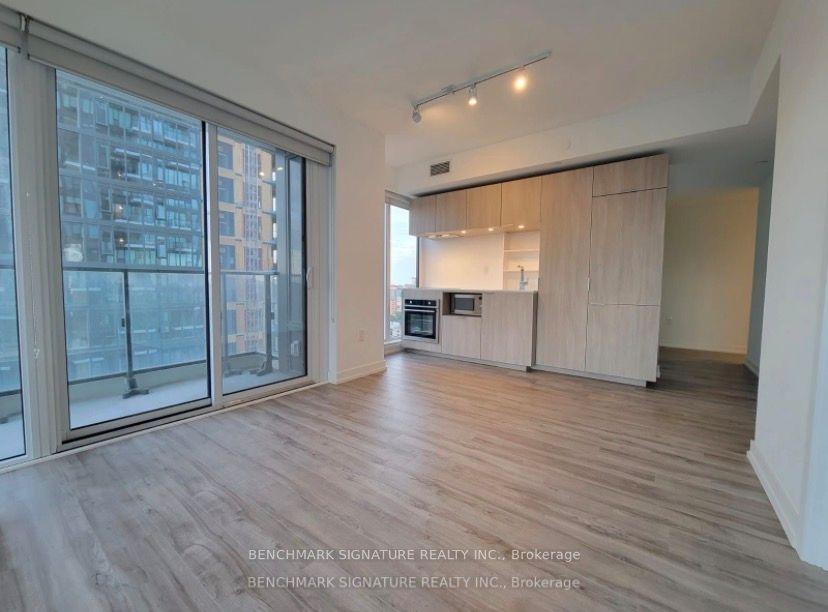 77 Shuter Street 1810 #1810 — photo 1