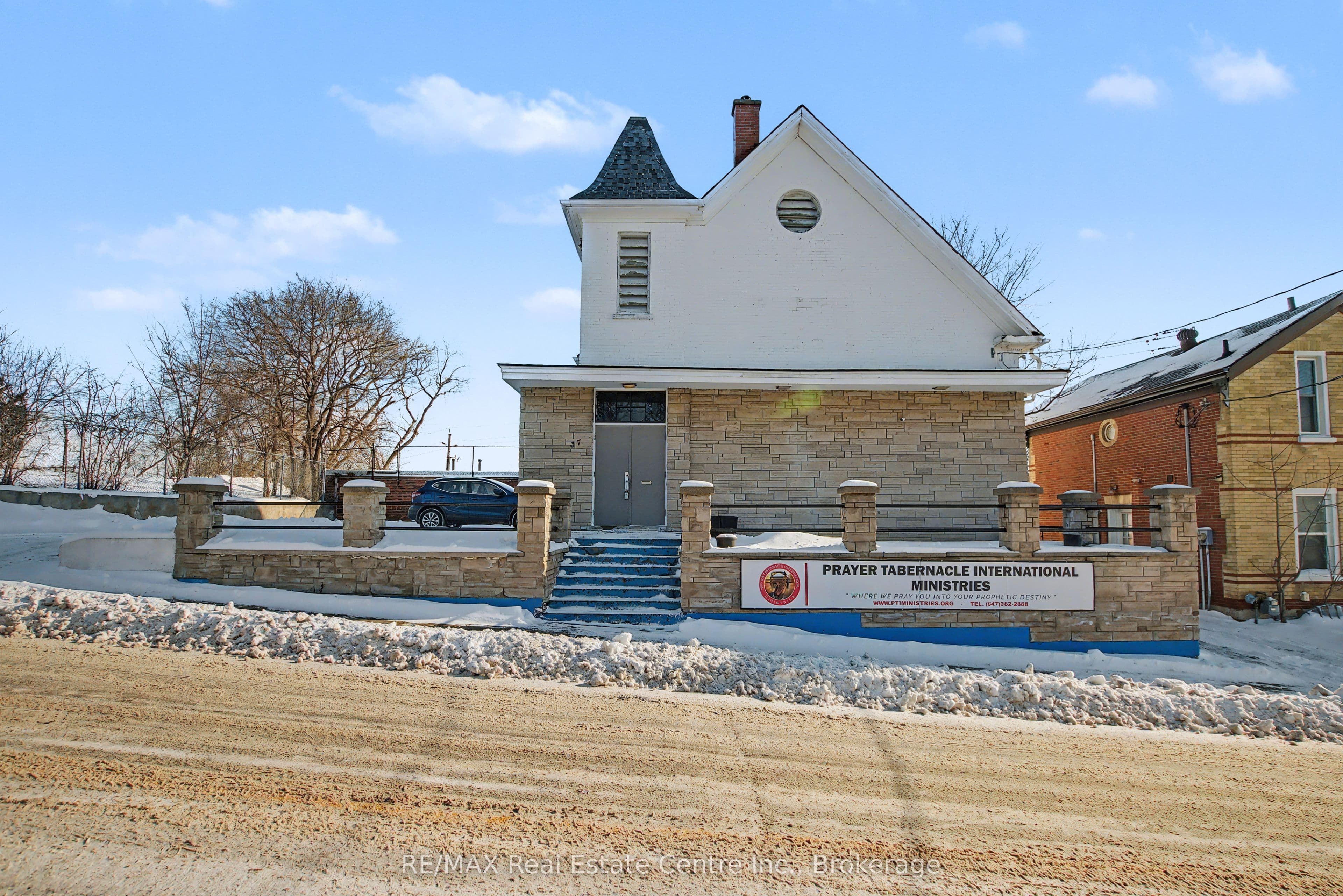 37 Wellington Street — photo 1