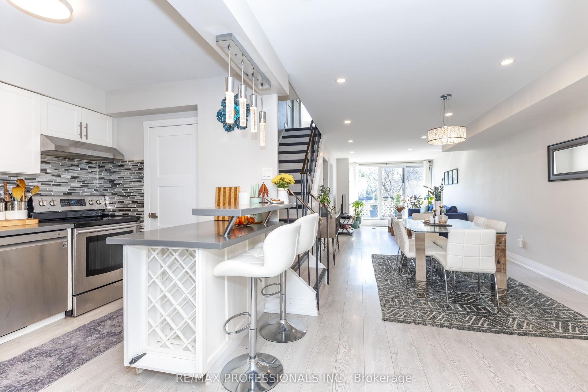 2 Valhalla Inn Road 339 #339, Toronto — Condo Town for sale, photo 1