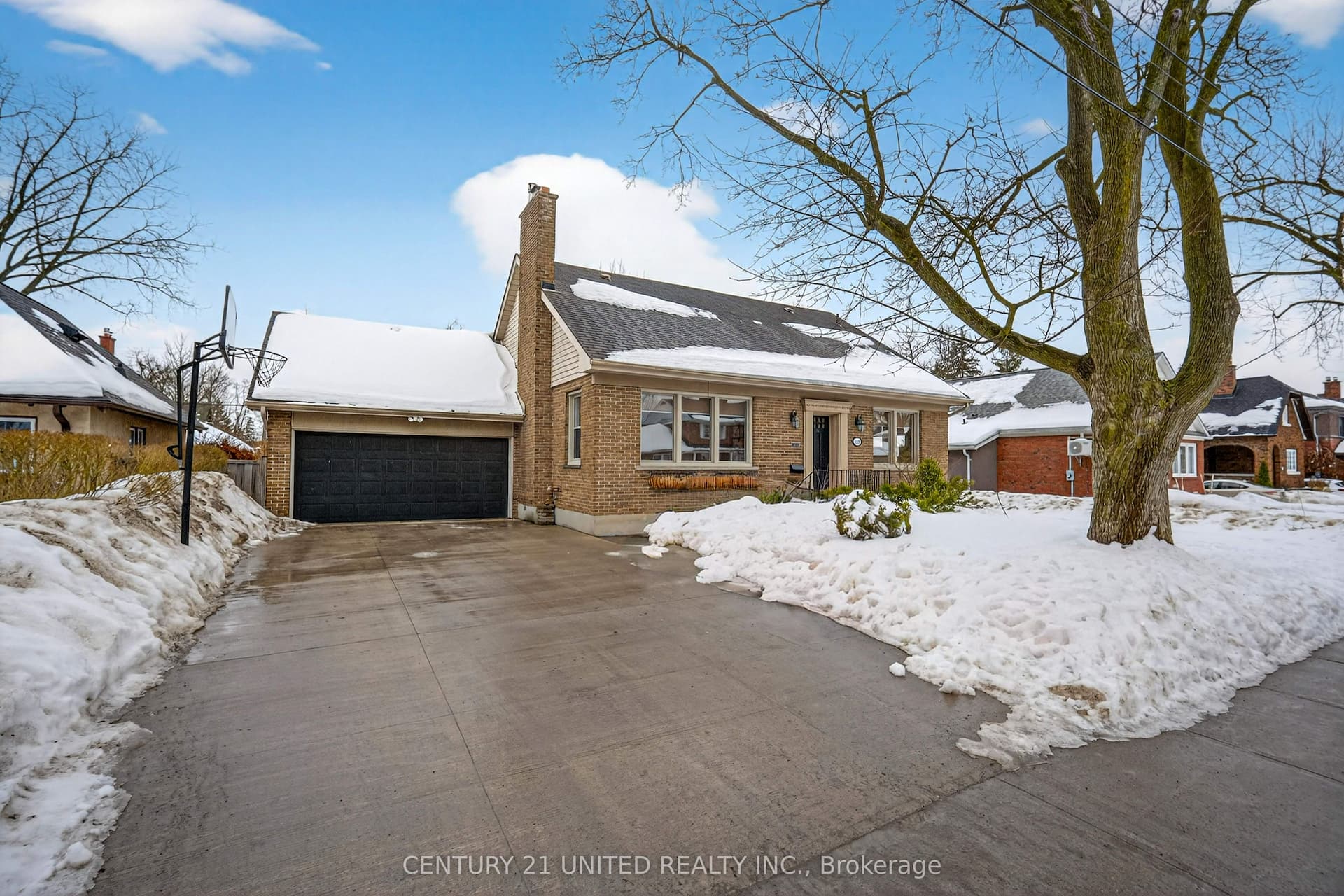 499 Hunter Street W — photo 1