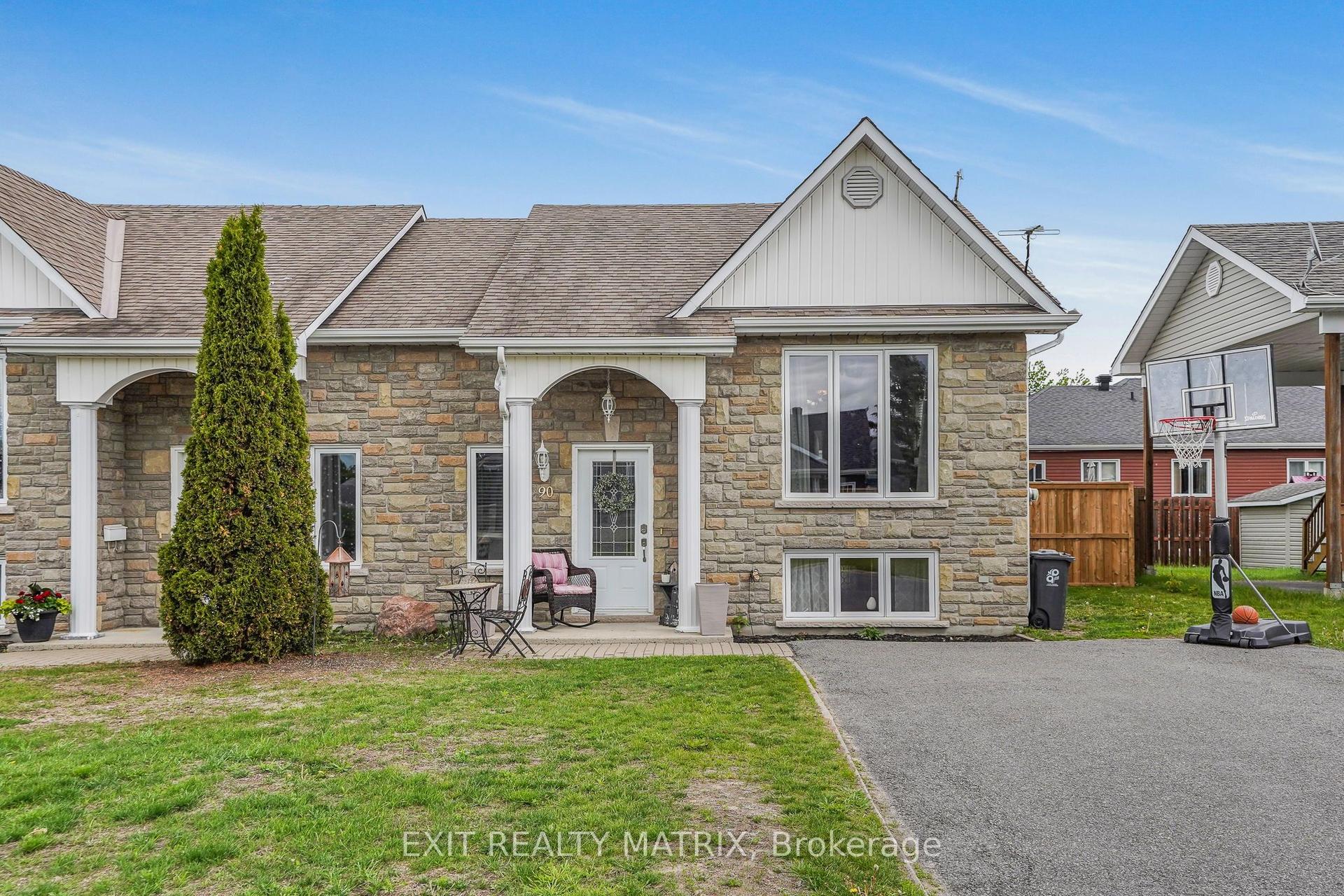 90 Richard Street — photo 1