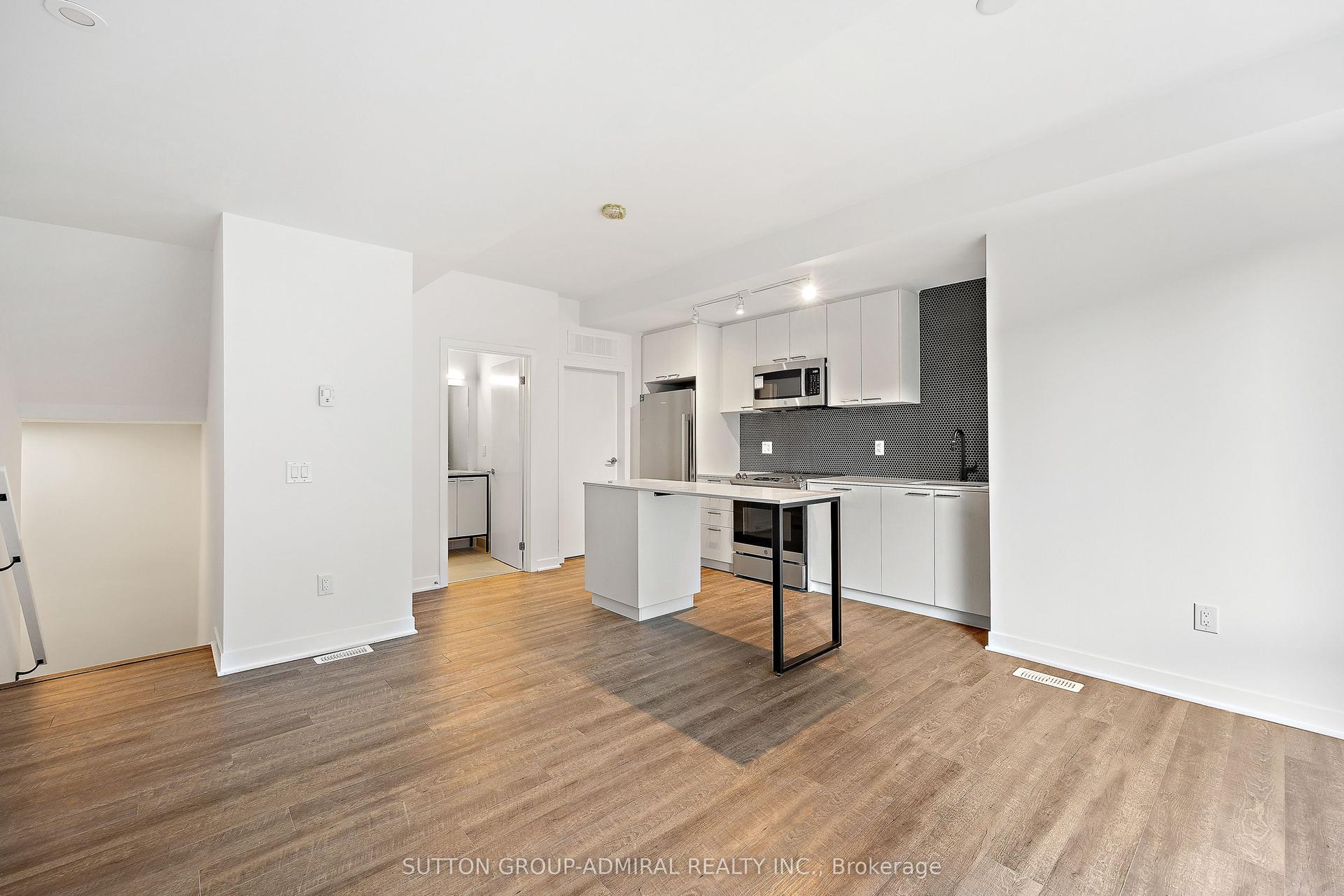 10 Ed Clark Gardens TH5 #TH5 — photo 1